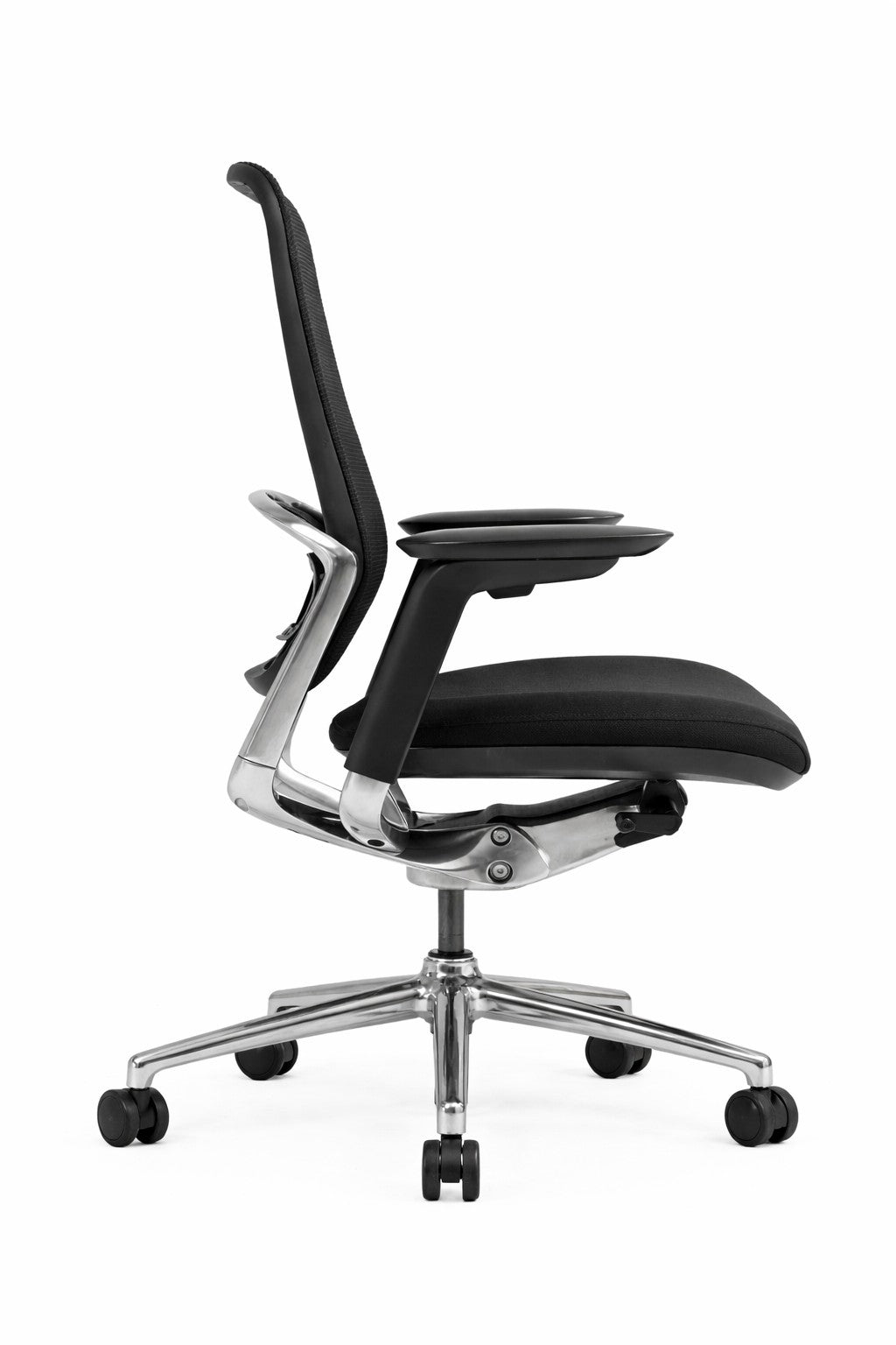 Le Fauteuil ergonomique Yuki Synchrone 4D de Monsieur Bureau est doté d'un dossier en maille noire, d'une assise rembourrée, d'accoudoirs réglables en 4D, d'un soutien lombaire réglable et d'une base en métal poli avec cinq roues pivotantes, présenté de côté sur un fond blanc.