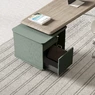 Bureau de direction SHAPE sur meuble de rangement