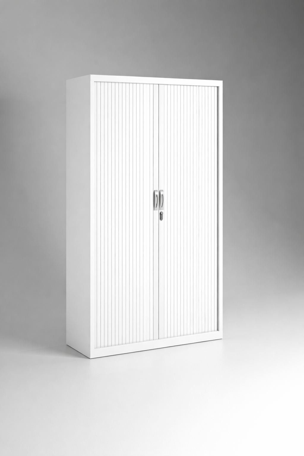 L'Armoire à rideaux professionnelle Talos de Monsieur Bureau (H198xL102 cm) est dotée de portes verticales rainurées et d'une poignée de verrouillage centrale. Elle est présentée ici en blanc sur un fond gris uni.