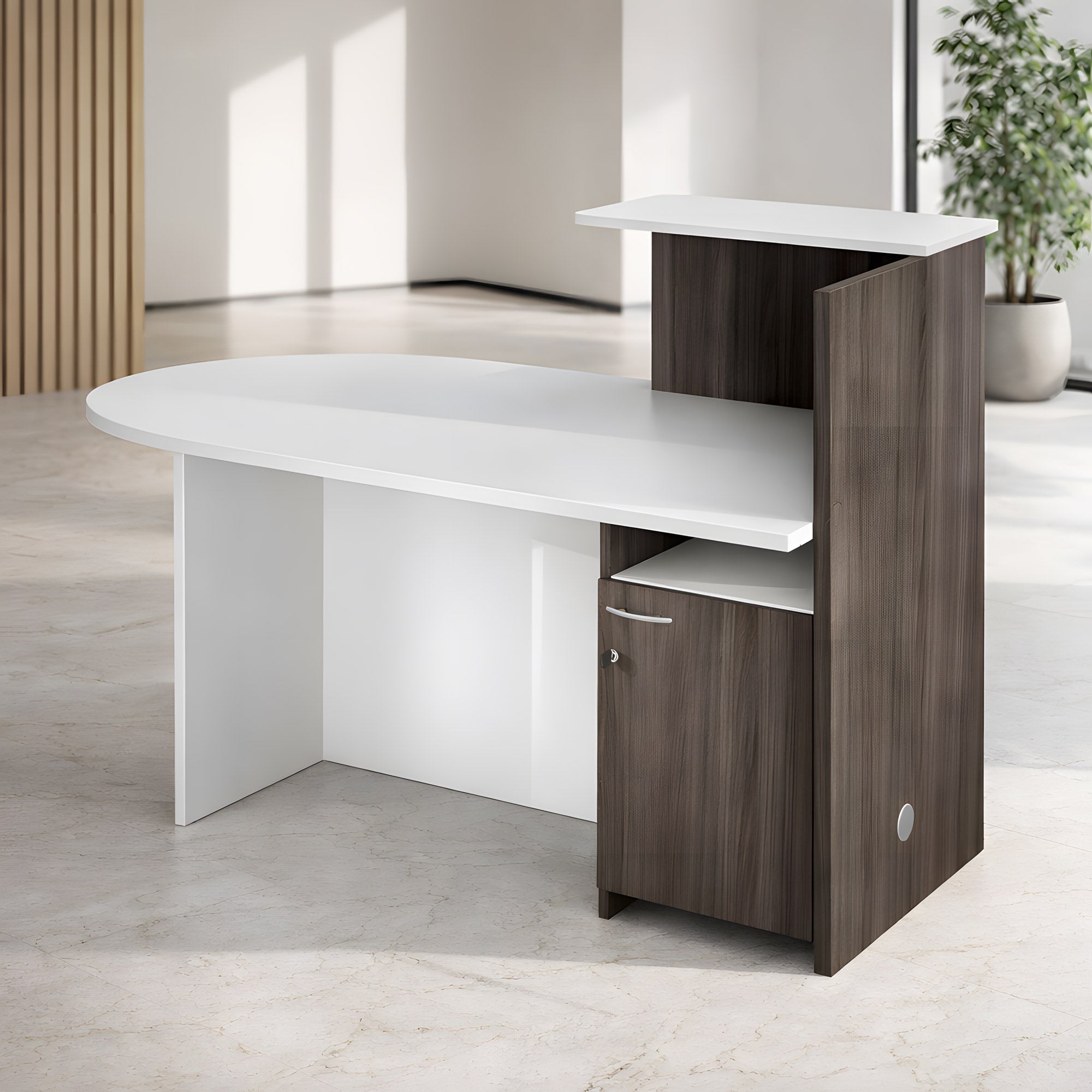 La Banque d'accueil Professionnelle Compact de Monsieur Bureau est dotée d'un plan de travail blanc incurvé, d'une façade en bois et d'une armoire verrouillable. Elle est idéale pour les espaces de travail lumineux et minimalistes.