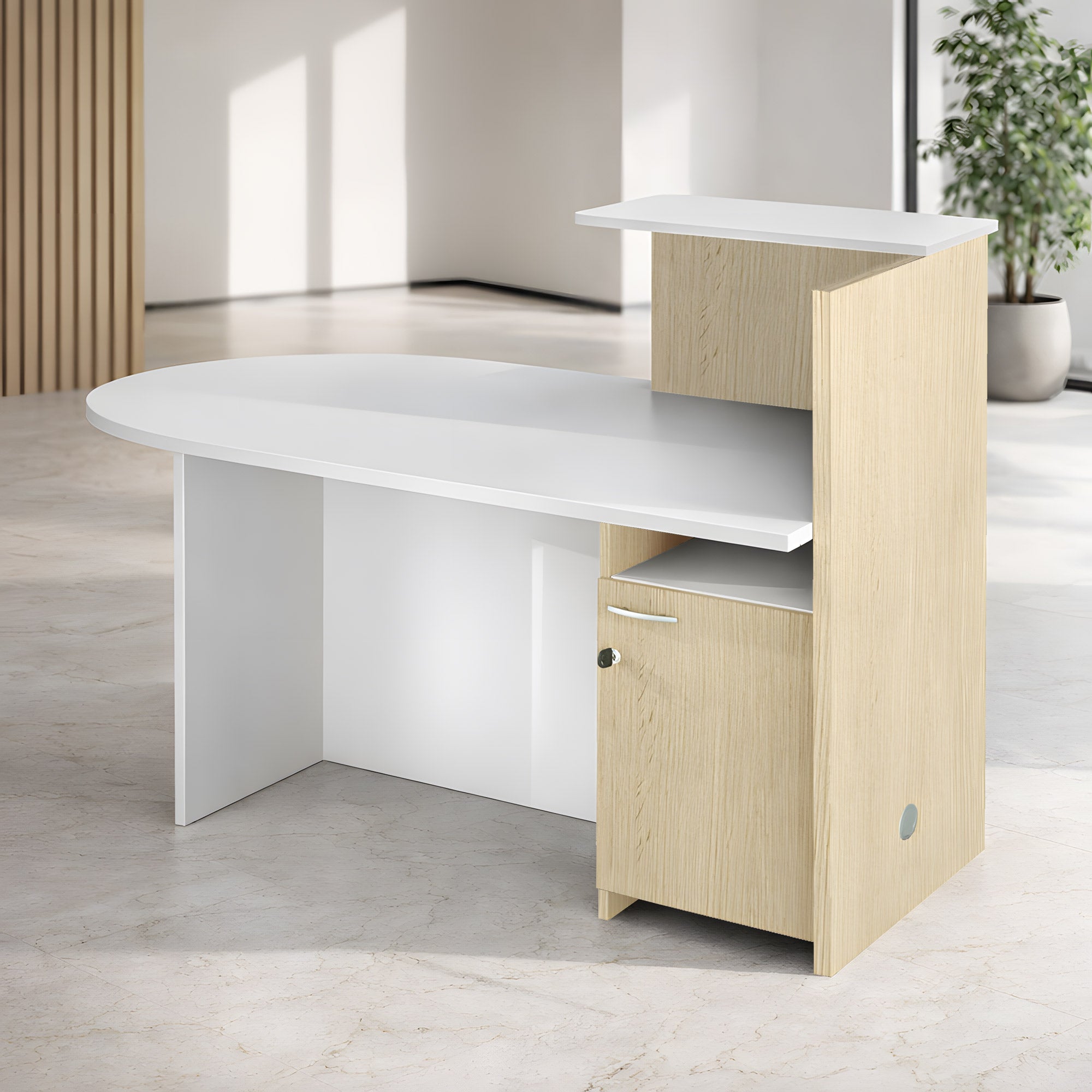 La Banque d'accueil Professionnelle Compact de Monsieur Bureau est dotée d'un plateau blanc incurvé, d'accents en bois clair, d'une étagère surélevée et d'une porte d'armoire. Elle est parfaite comme mobilier d'accueil élégant pour tout bureau lumineux et minimaliste