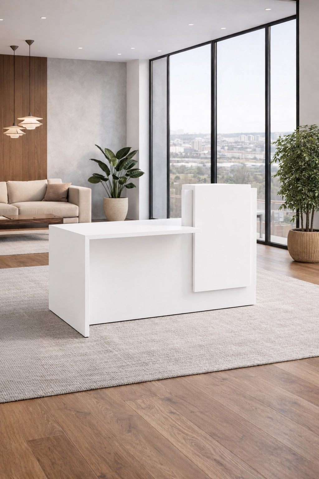 La réception d'un bureau moderne présente la Banque d'accueil Half avec accueil PMR de Monsieur Bureau - un bureau blanc minimaliste sur un tapis gris, des planchers en bois, des plantes en pot, un canapé beige et des fenêtres allant du sol au plafond avec vue sur la ville.#combo_blanc_blanc_a_droite