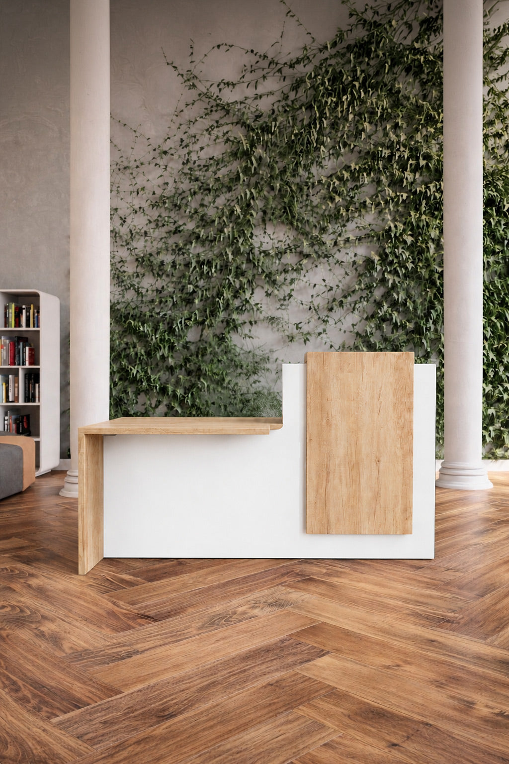 La Banque d'accueil Half avec accueil PMR de Monsieur Bureau, en bois et blanc, est posée sur un sol à chevrons, avec des plantes grimpantes vertes et des colonnes blanches derrière elle. Une bibliothèque est partiellement visible sur la gauche.#combo_parement+plateauchenenebraska_blanc_a_droite