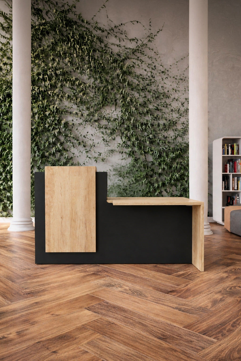 La Banque d'accueil Half avec accueil PMR de Monsieur Bureau présente des panneaux noirs et en bois, placés sur un sol en bois à chevrons, près de colonnes blanches, d'une bibliothèque et d'un mur de vignes vertes.#combo_plateau+parementchenenebraska_noir_a_gauche
