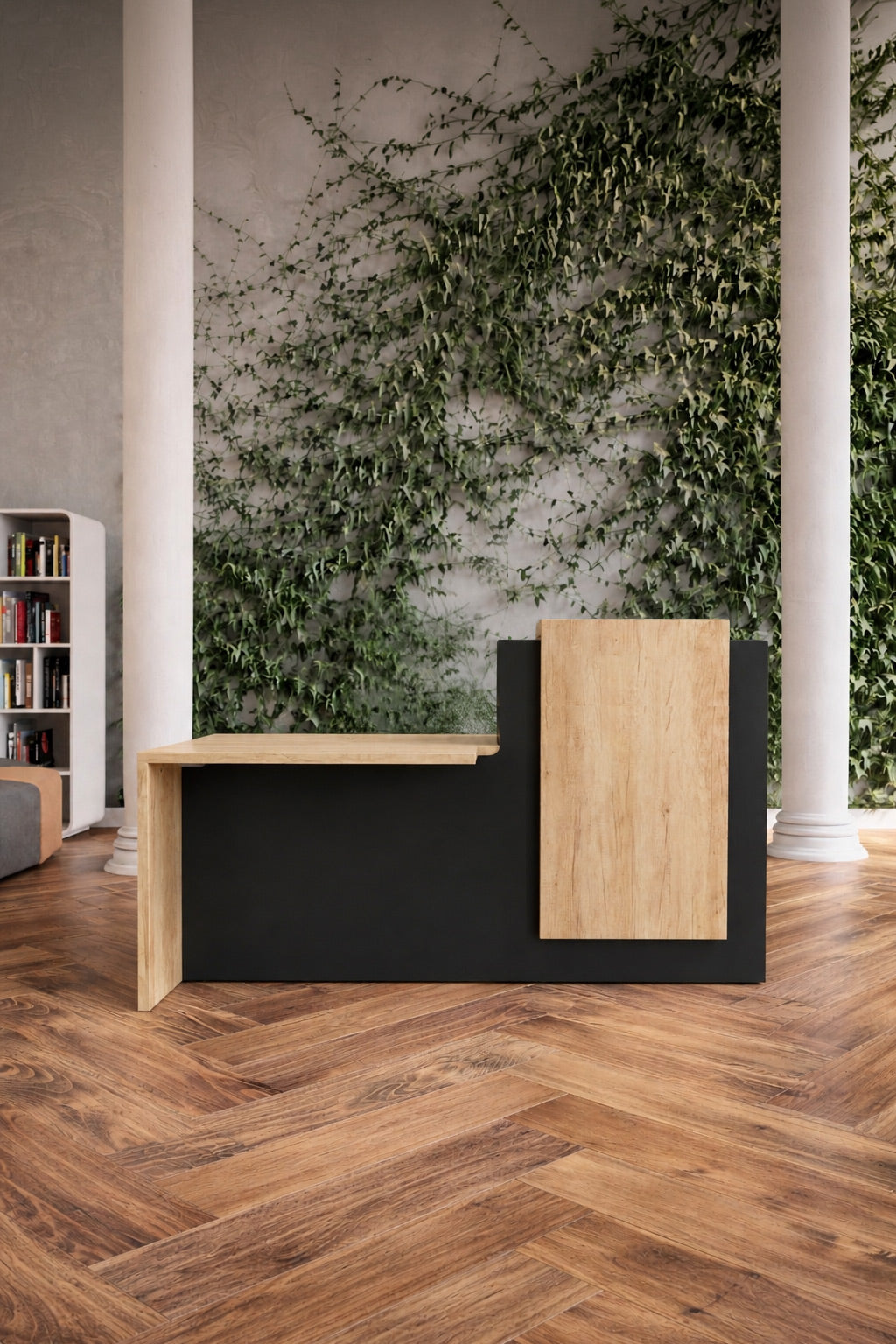 La Banque d'accueil Half avec accueil PMR de Monsieur Bureau présente des panneaux de bois noir et clair sur un sol à chevrons, avec un mur de plantes vertes, une haute colonne blanche derrière, et une bibliothèque partiellement visible à gauche.#combo_chene_nebraska_noir_a_droite
