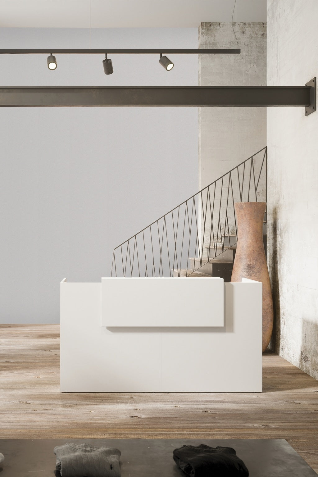 L'espace d'accueil moderne et minimaliste présente la Banque d'accueil professionnelle droite ABBA de Monsieur Bureau, un sol en bois, un escalier en métal, un grand vase en terre cuite et un éclairage sur rail, le tout accentuant l'espace industriel avec une touche de design français..#combo_blanc_blanc