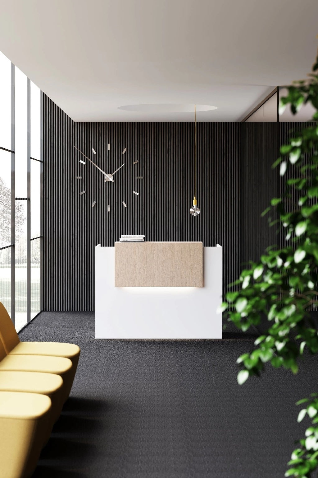 La Banque d'accueil BILA droite L125 à 185 cm de Monsieur Bureau est présentée dans un espace de réception moderne, sur des murs noirs texturés, avec une horloge murale minimaliste, une lampe suspendue, des sièges jaunes, de grandes fenêtres et une plante à feuilles vertes..#combo_blanc_chene_niagara