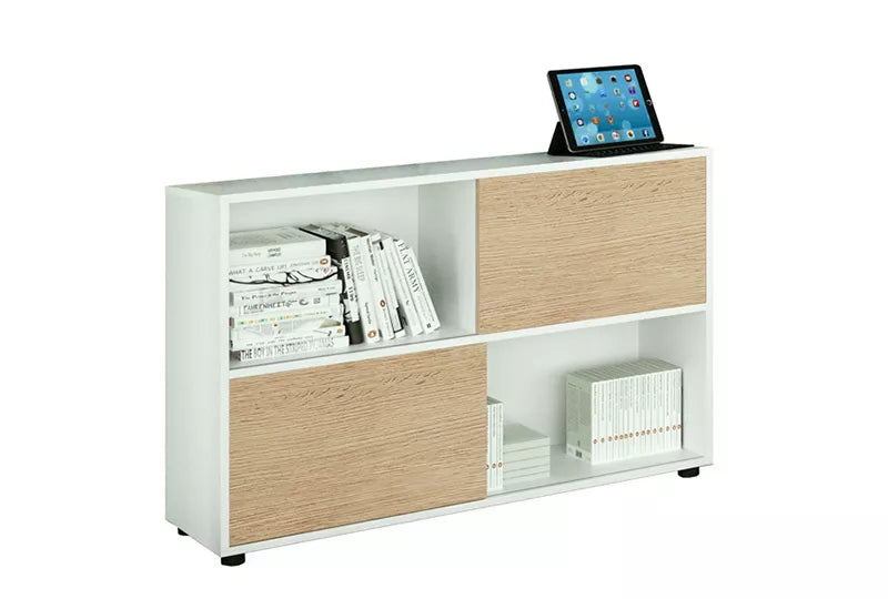 La Bibliothèque Basse Curvy/Express+ 2 Portes 2 Niches de Monsieur Bureau dispose de deux portes coulissantes et de deux niches, idéales pour ranger des objets de bureau, des livres, ou pour exposer une tablette ouverte sur sa surface moderne en blanc et bois clair.#combo_corps_blanc_porte_chene