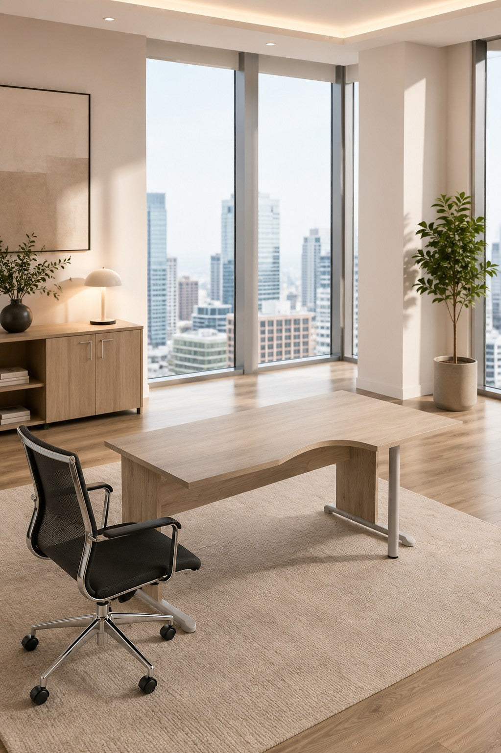 Un bureau moderne avec un sol en bois, une Solution de Bureau Compact Budget pieds L de Monsieur Bureau au centre, une petite armoire contre le mur, de grandes fenêtres avec vue sur la ville et la lumière du soleil, et un tapis de sol Mobilier Pro visible.#combo_retour_a_droite_chene_canadien