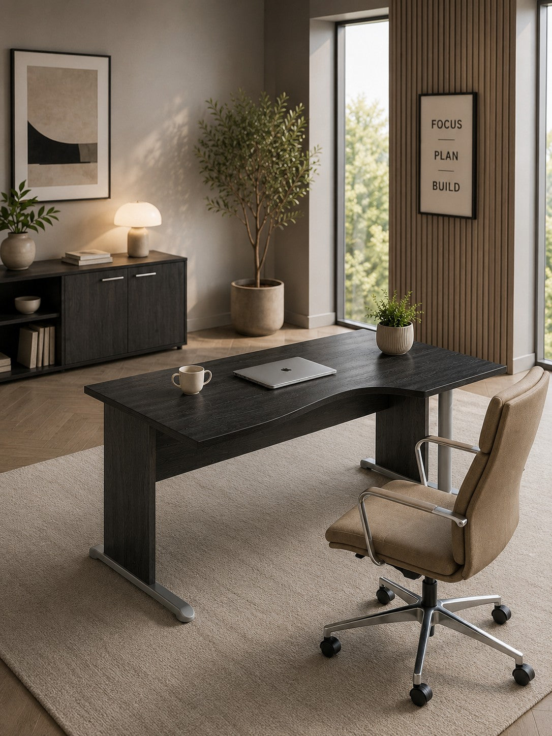 La Solution de Bureau Compact Budget pieds L de Monsieur Bureau est dotée de pieds en métal blanc et se trouve sur un sol brillant dans un bureau lumineux avec de grandes fenêtres et une vue sur la ville..#combo_retour_a_droite_frene_noir