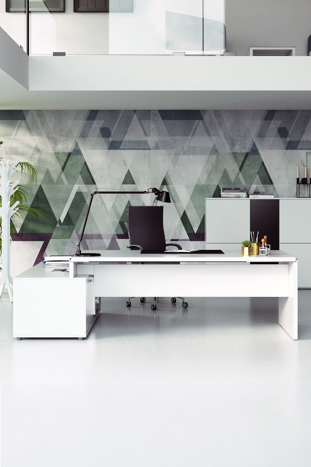 Bureau moderne avec le Bureau de direction Asset avec retour sur crédence de Monsieur Bureau, une chaise noire, un écran d'ordinateur et une lampe. Un mur aux motifs géométriques et des meubles blancs mettent en valeur ce design italien lumineux et minimaliste.#combo_retour_a_droite_blanc