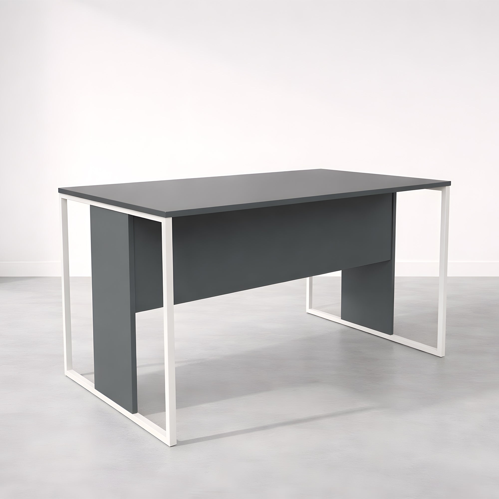 Le Bureau Edge Modulable P80 droit ou angle de Monsieur Bureau, avec plateau gris foncé et piétement métal blanc, se distingue par son design italien élégant sur un sol gris clair devant un mur blanc.#combo_anthracite_blanc_mat_bureau_droit