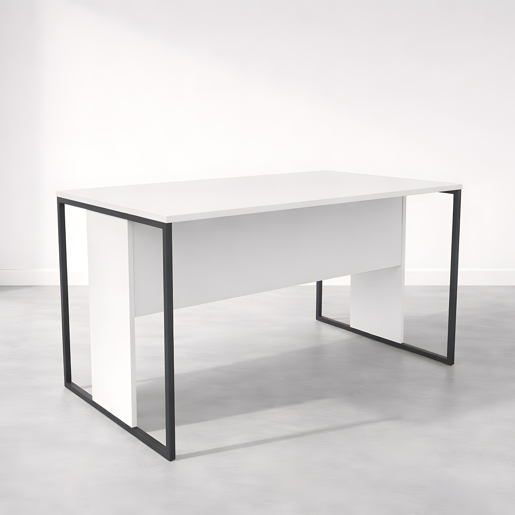 Le Bureau Edge Modulable P80 droit ou angle de Monsieur Bureau, composé d'un plateau rectangulaire blanc moderne, de panneaux latéraux solides et de pieds en métal noir avec un style design italien, est posé sur un sol gris clair contre un mur blanc uni.#combo_blanc_anthracite_mat_bureau_droit