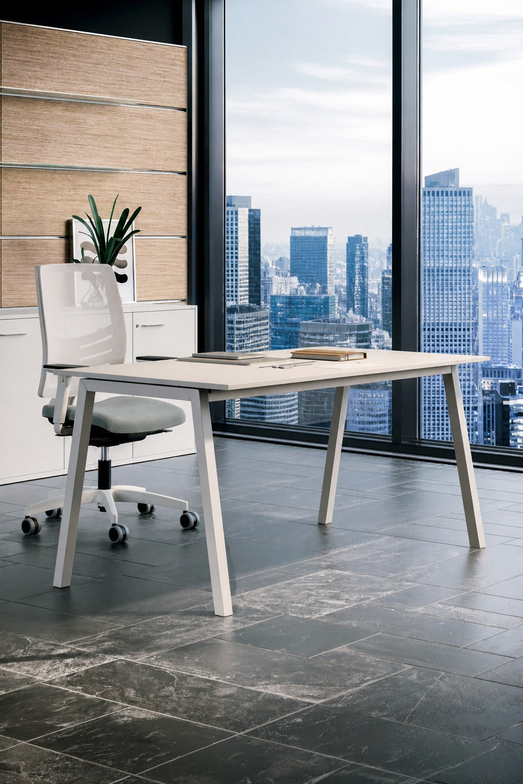 Un bureau ouvert moderne avec le Bureau droit Professionnel Pop Ace sans voile de fond de Monsieur Bureau, une chaise assortie, des meubles de bureau élégants, une plante sur un meuble et de grandes fenêtres avec vue sur l'horizon de la ville.