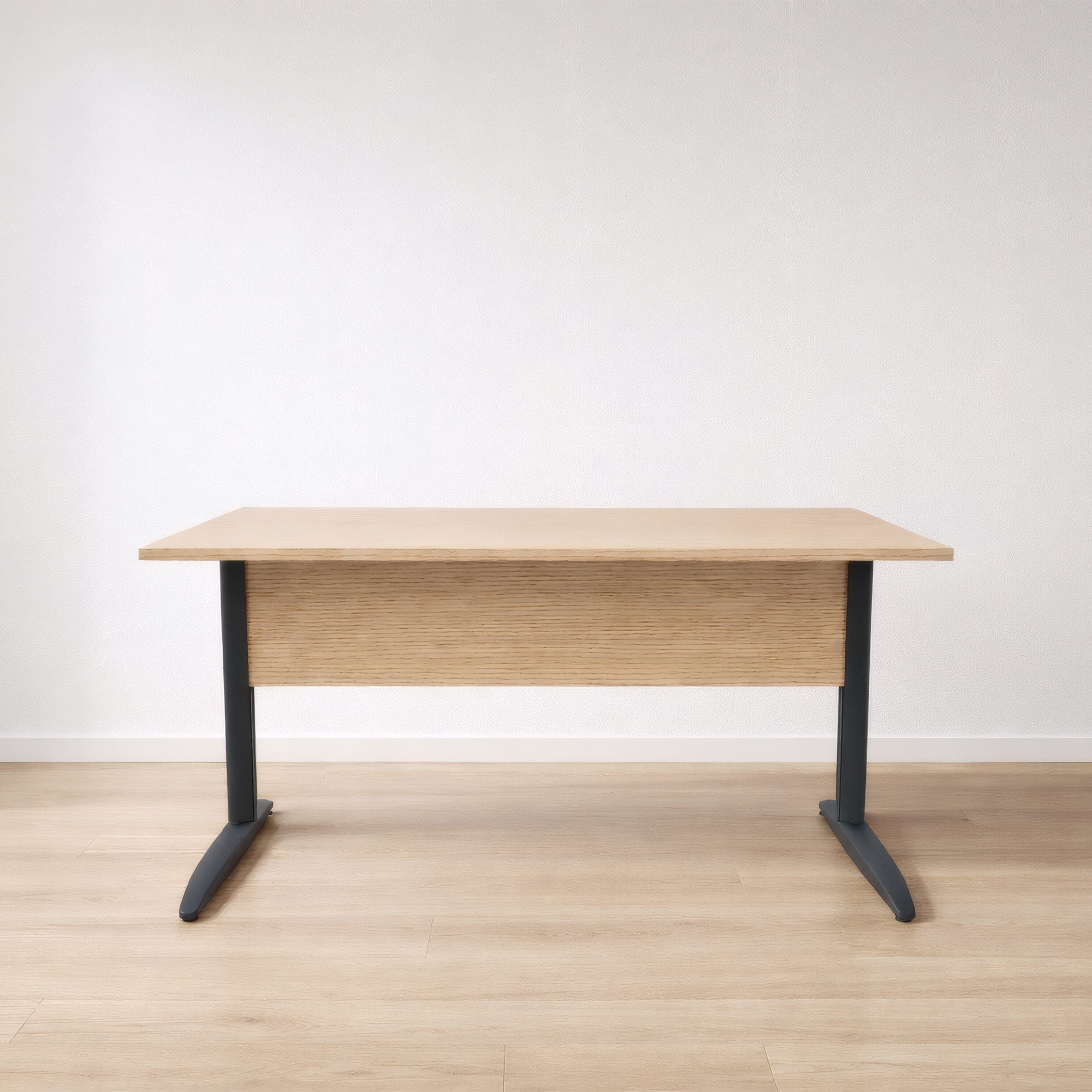 Le Monsieur Bureau "Bureau Pro Effect Droit ou Angle Modulable" présente un plateau en bois clair et des pieds en métal noir, posés sur un sol en bois clair contre un mur blanc, offrant un design italien flexible pour des configurations de bureau droites ou d'angle.#combo_chene_anthracite_bureau