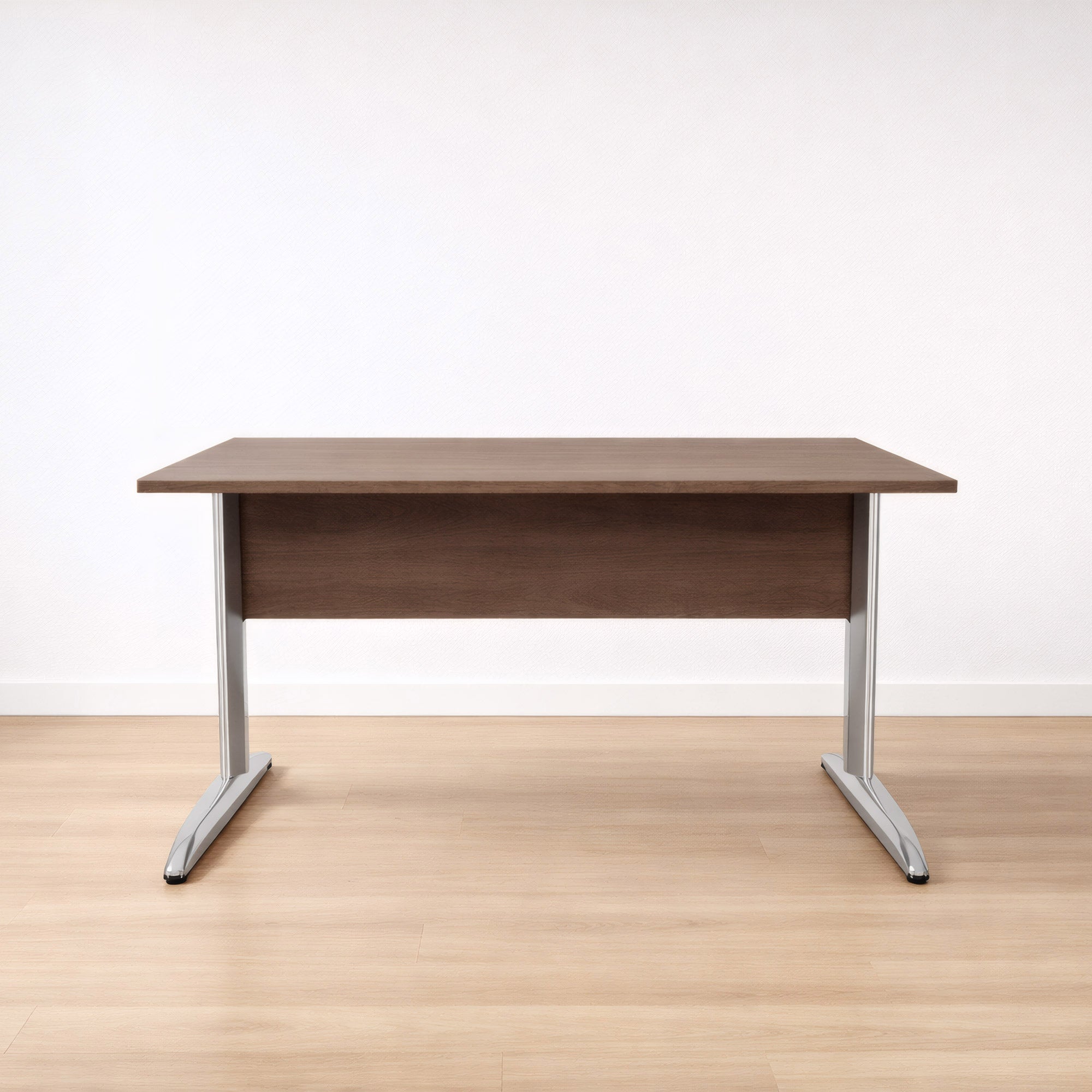 Le Bureau Pro Effect Droit ou Angle Modulable de Monsieur Bureau, avec son plateau rectangulaire en bois et ses pieds en métal argenté, incarne le design italien-parfait pour un espace professionnel moderne.#combo_frene_de_toscane_chrome_bureau