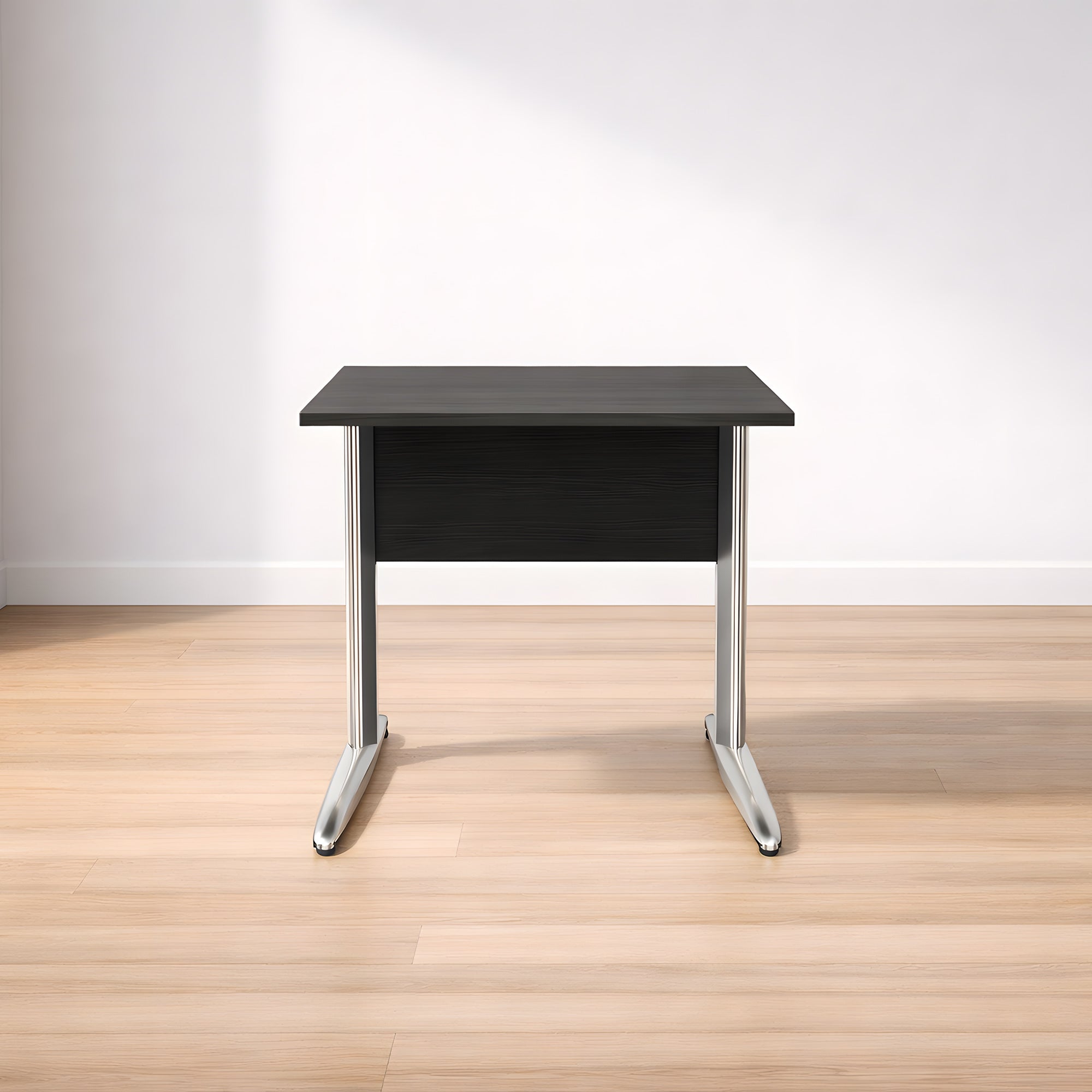 Un petit bureau moderne Pro Effect Droit ou Angle Modulable de Monsieur Bureau avec un plateau en bois foncé et des pieds en métal argenté est posé sur un sol en bois clair contre un mur blanc, illustrant le design italien idéal pour un espace de travail professionnel flexible.#combo_frene_noir__chrome_l80xp80