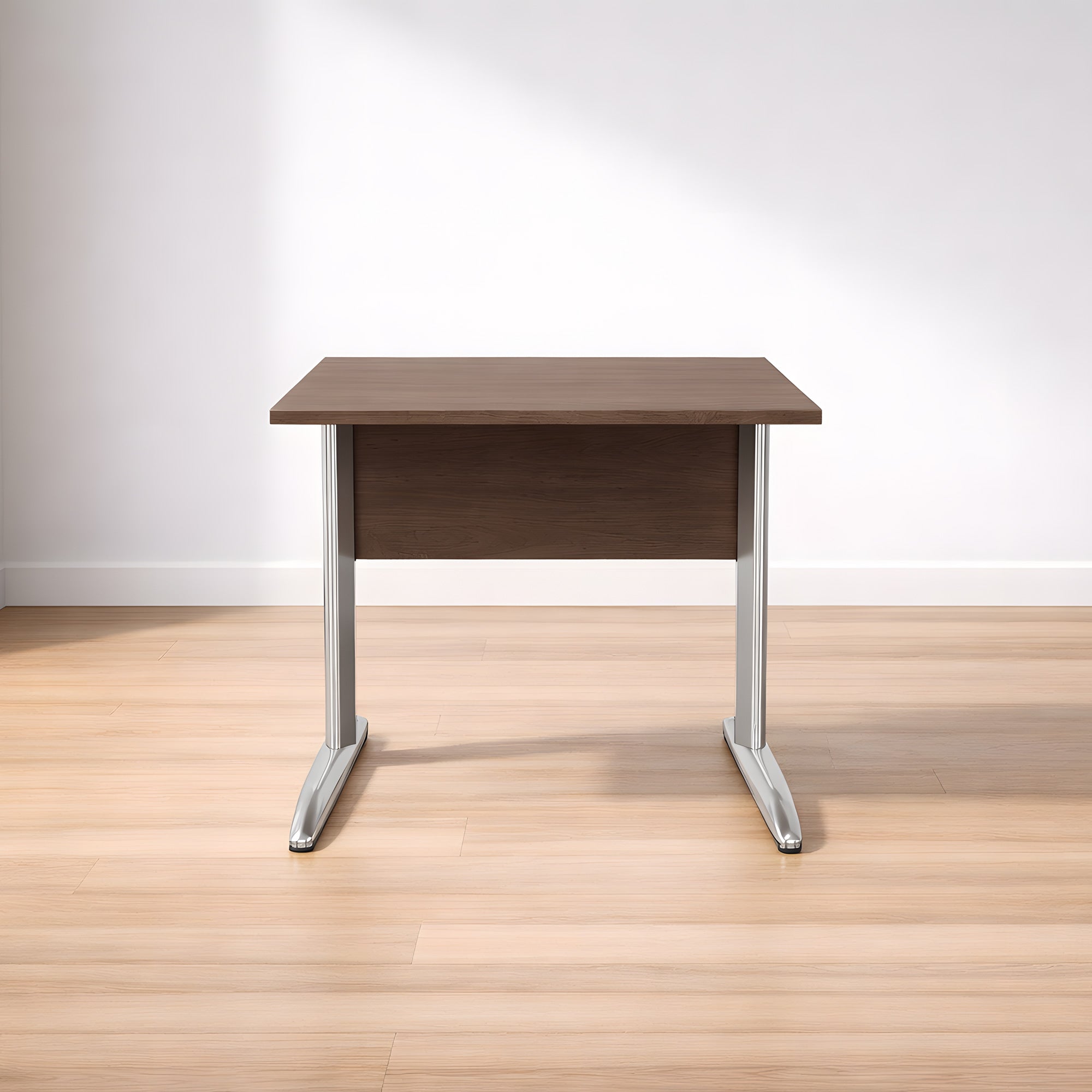 Un Bureau Pro Effect Droit ou Angle Modulable de Monsieur Bureau, compact et rectangulaire, avec des pieds en métal, est posé sur un sol en bois clair contre un mur blanc uni, baigné de lumière naturelle et doté d'un design épuré d'inspiration italienne..#combo_frene_de_toscane_chrome_l80xp80
