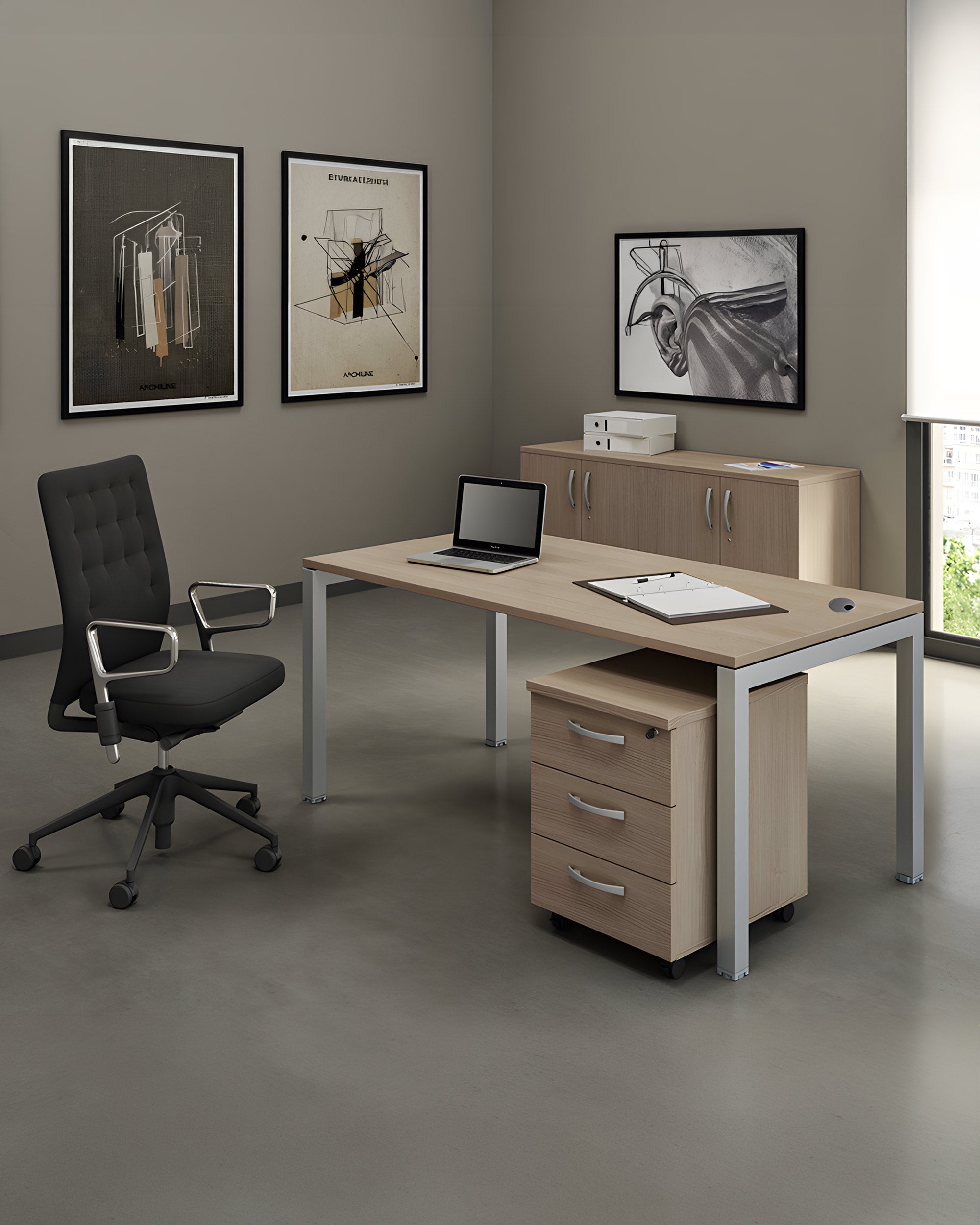 Bureau moderne équipé du Monsieur Bureau "Bureau Individuel Professionnel Express Plus - 4 pieds", d'une chaise noire, d'un ordinateur portable, de classeurs, d'armoires et d'œuvres d'art abstraites sur des murs beiges. Grande fenêtre à droite - poste de travail individuel idéal.#finitions_plateau_chene
