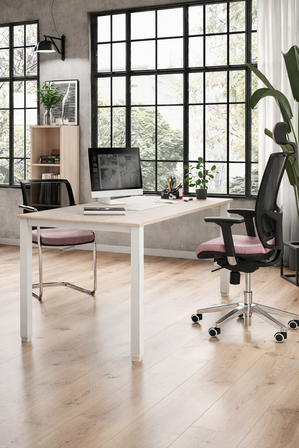 Bureau moderne comprenant un Monsieur Bureau bureau professionnel individuel Tempo P80 cm, deux chaises, un ordinateur sur un bureau blanc, des plantes en pot, de grandes fenêtres avec des cadres noirs, un sol en bois et une étagère d'angle - parfait pour le télétravail ou l'utilisation professionnelle.