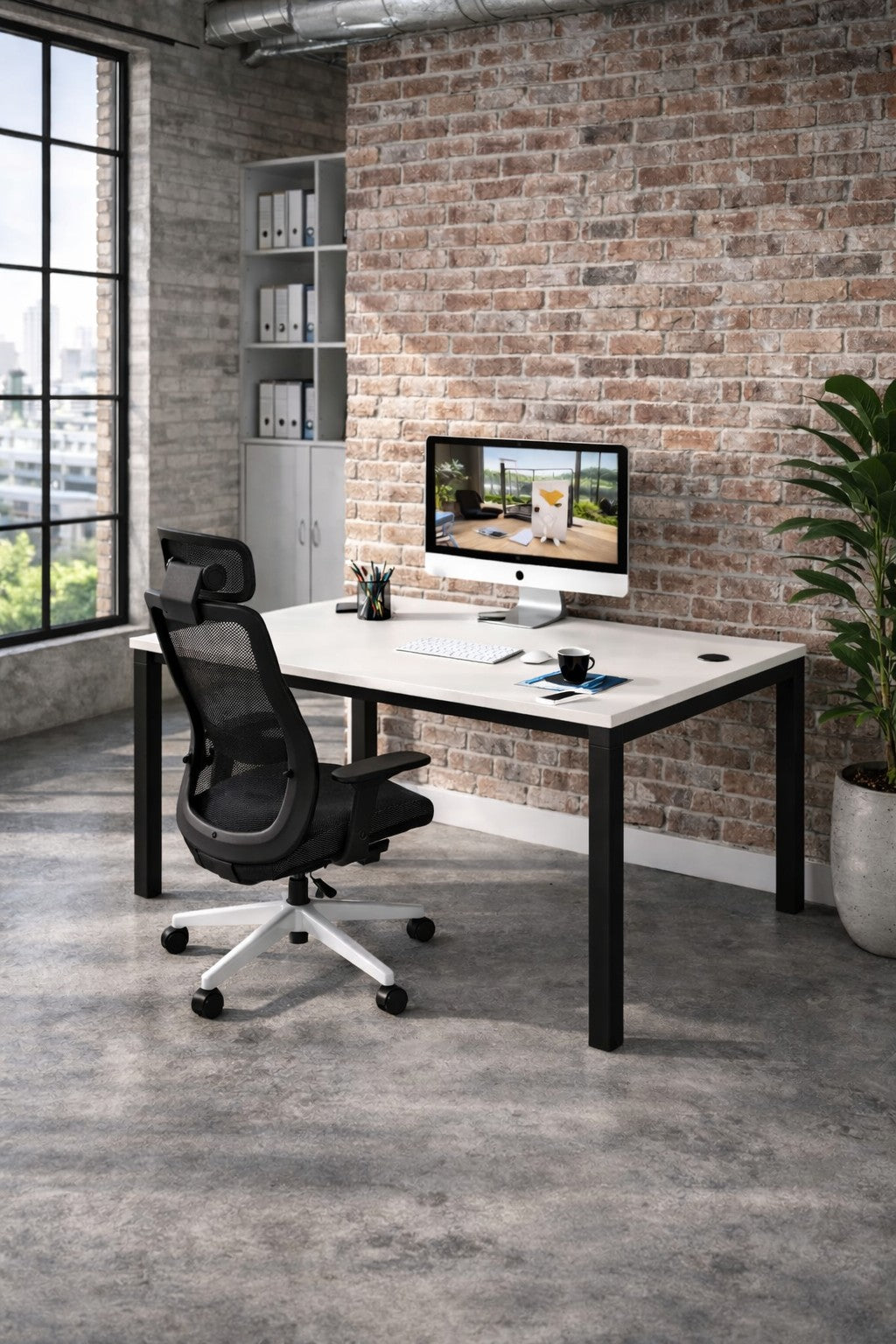 Le Bureau individuel Astral Profondeur 70 ou 80 de Monsieur Bureau est composé d'une chaise en maille noire, d'un bureau blanc avec iMac, clavier, souris, papeterie et papiers contre un mur en briques avec des étagères, une plante et des fenêtres ensoleillées.#combo_blanc_noir