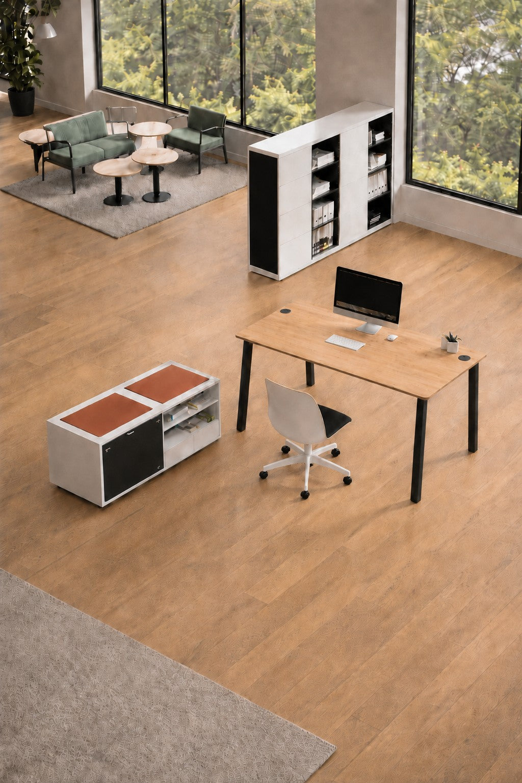 Le Bureau individuel Atmospheric P70 ou 80 de Monsieur Bureau présente un espace moderne avec de grandes fenêtres, un bureau et une chaise en bois, un meuble de rangement, des étagères, des canapés verts, des tables rondes et un sol en bois.#combo_chene_nebraska_noir