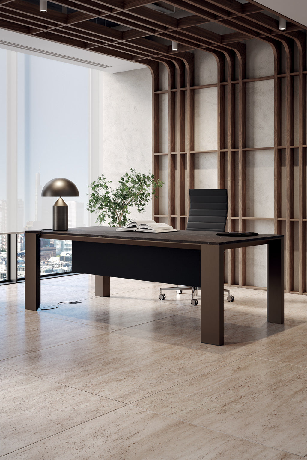 Un bureau moderne présente le Bureau de direction ONO Métal - Plateau HPL de Monsieur Bureau - un bureau noir spacieux associé à une chaise pivotante noire, une lampe, un livre ouvert et une plante en pot. Des fenêtres allant du sol au plafond offrent une vue sur la ville ; des sols clairs et des touches de bois complètent l'ensemble.