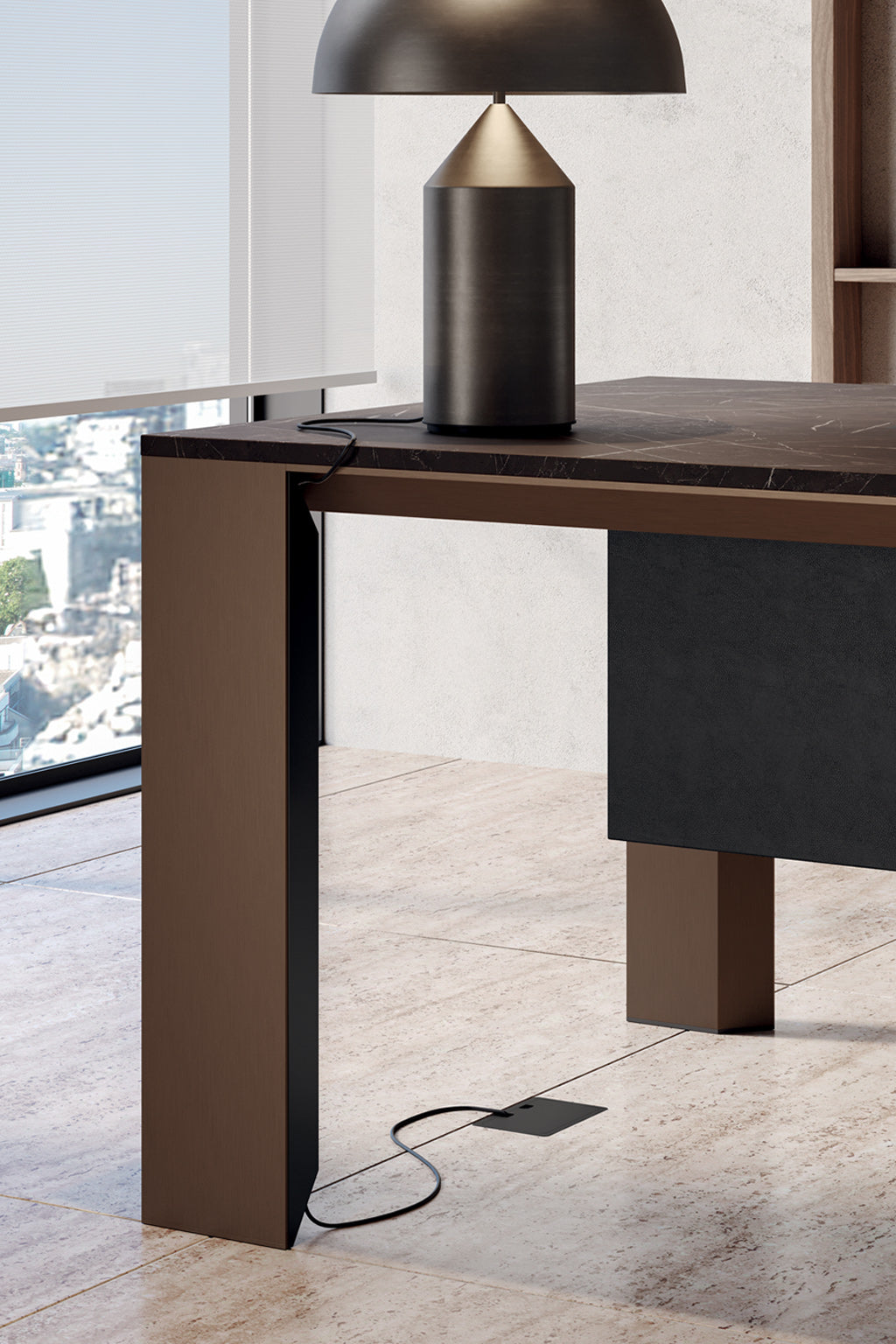 Le Bureau de direction ONO Métal - Plateau HPL de Monsieur Bureau, avec un plateau à effet marbre et des pieds bruns, se trouve près d'une grande fenêtre. Une lampe métallique est posée sur le bureau et un cordon d'alimentation noir pend sur le sol carrelé clair.