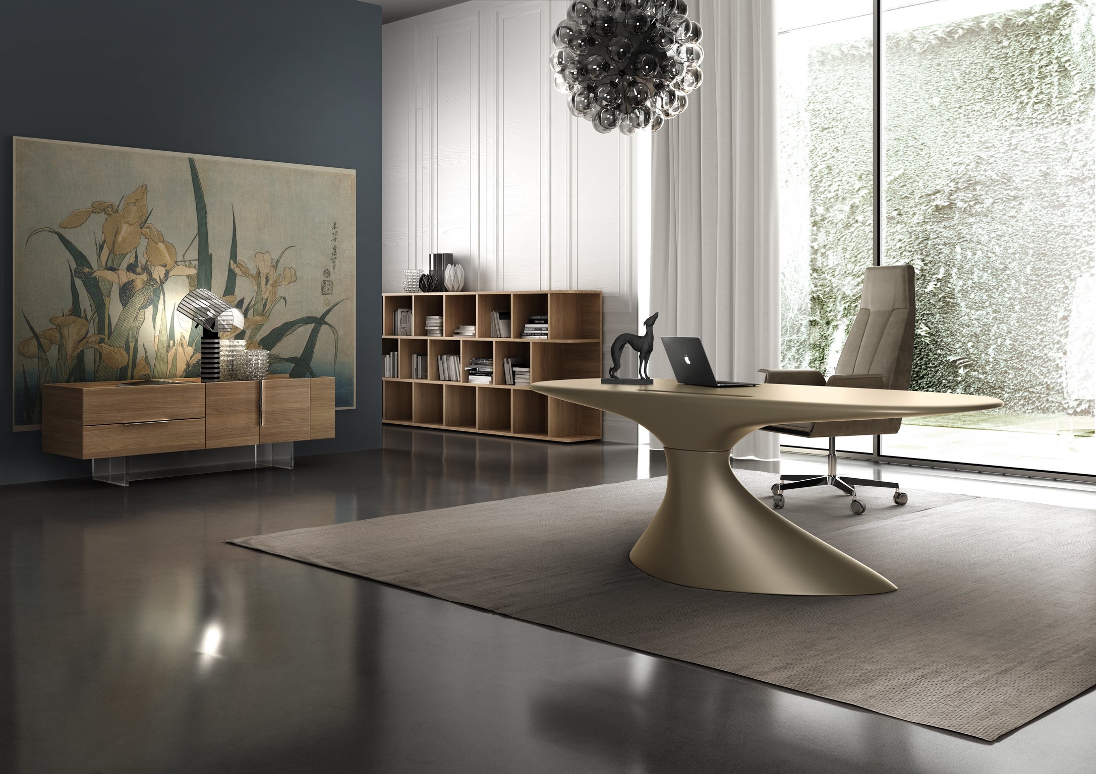 Bureau moderne comprenant le sculptural Bureau de direction ORBITAL ABSOLUTE de Monsieur Bureau, une chaise beige, des étagères ouvertes, un tableau floral, une sculpture décorative, une fenêtre allant du sol au plafond avec des rideaux diaphanes et un tapis gris sur un sol sombre et brillant.#finitions_matin_dore_metallise