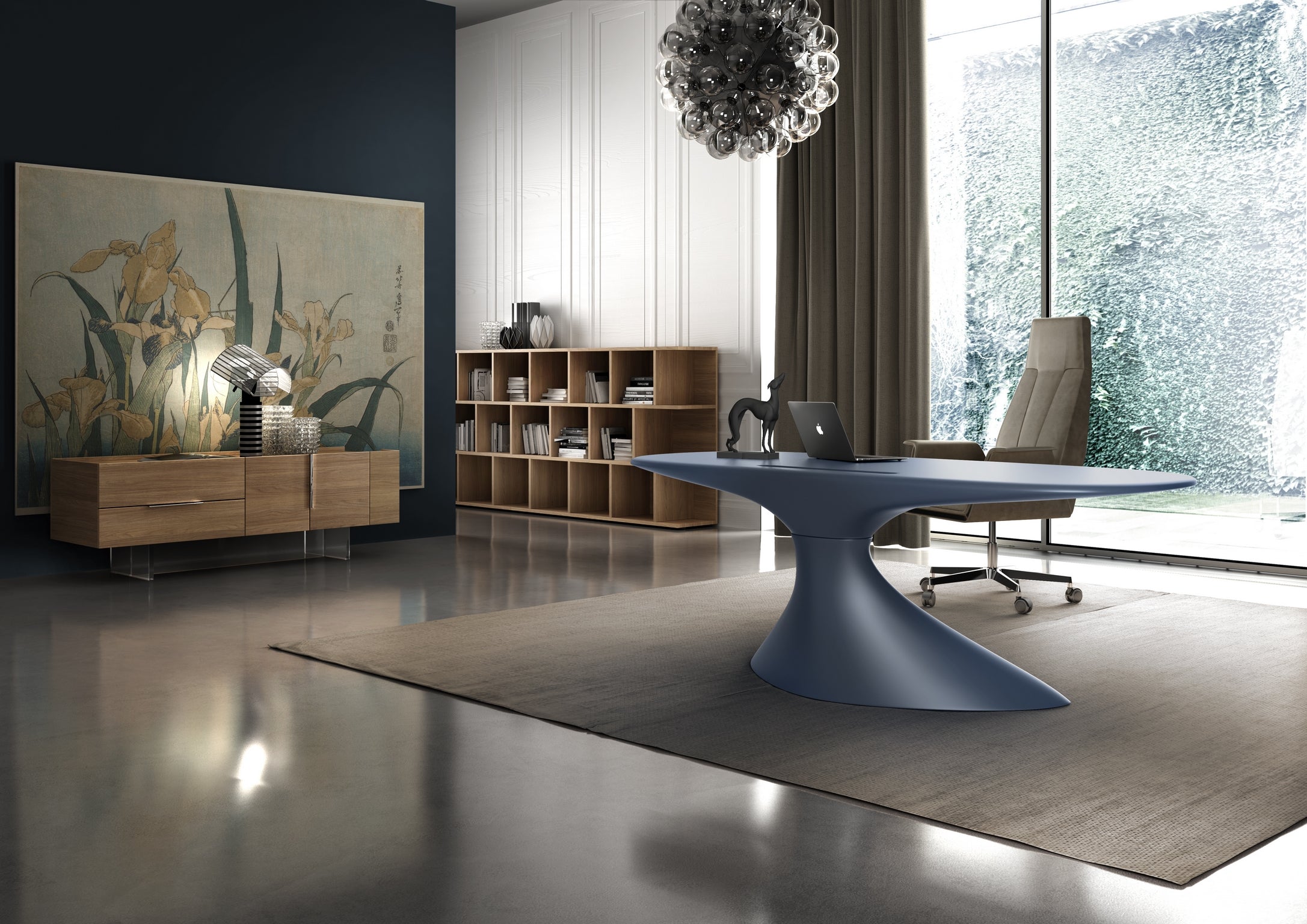 Un bureau moderne met en valeur le sculptural Bureau de direction ORBITAL ABSOLUTE - L'Icône Sculpturale de Monsieur Bureau en bleu, associé à une chaise beige, un ordinateur portable, une étagère, une grande œuvre d'art et une fenêtre allant du sol au plafond avec des rideaux diaphanes.#finitions_azur_libre_metallise