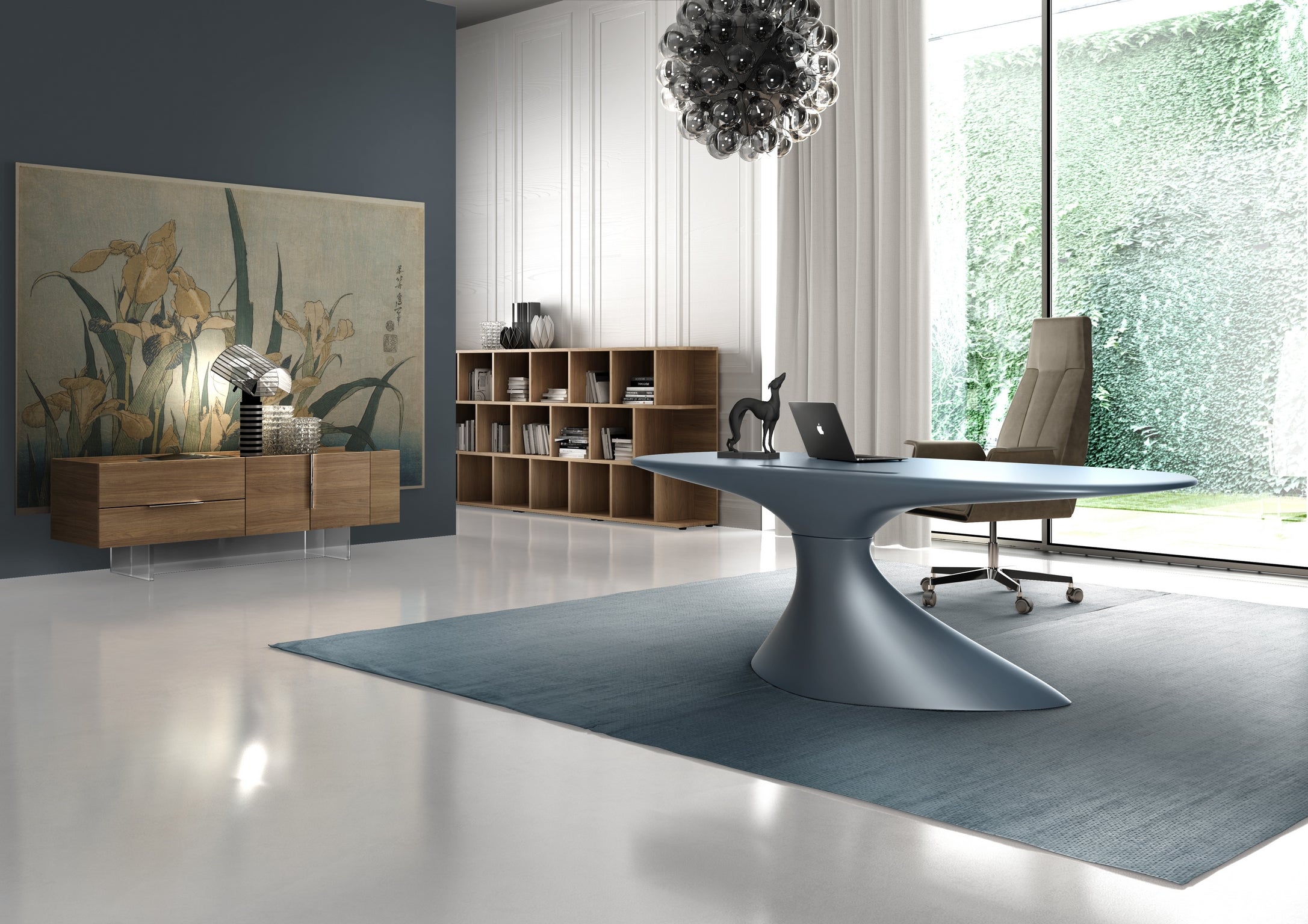 Bureau moderne comprenant un élégant mobilier d'art cinétique, un mur d'accent bleu, un grand Bureau de direction abstrait ORBITAL ABSOLUTE - L'Icône Sculpturale de Monsieur Bureau, une chaise de bureau beige, des étagères, des œuvres d'art murales, une lampe et une fenêtre allant du sol au plafond avec vue sur le jardin.#finitions_reflet_d'eau_metallise