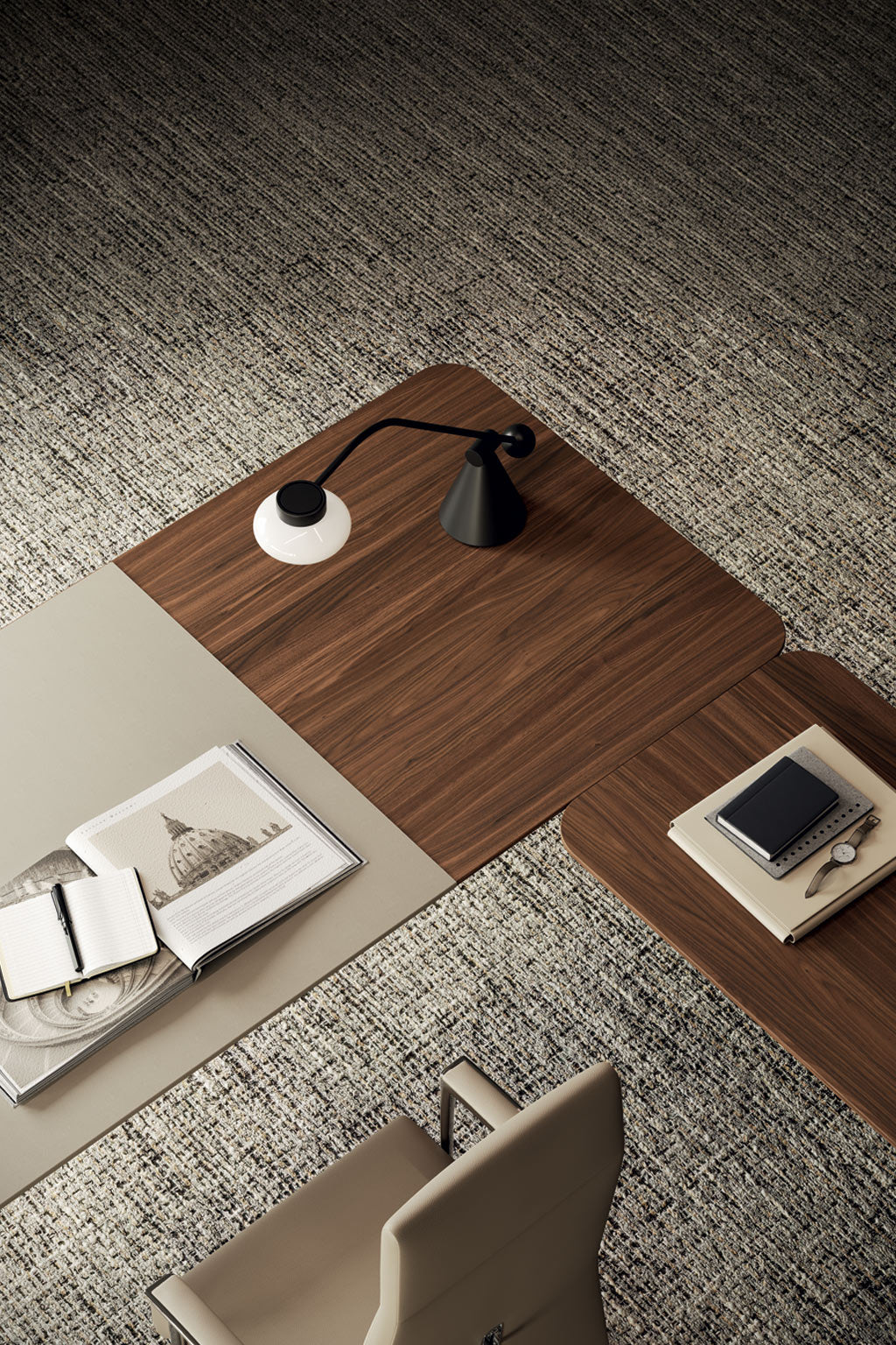 Le Bureau de direction Spike placage bois avec retour de Monsieur Bureau présente une surface en bois marron, un livre ouvert, un cahier, une lampe de bureau noir et blanc, une tablette avec stylet et une chaise beige sur un tapis texturé.