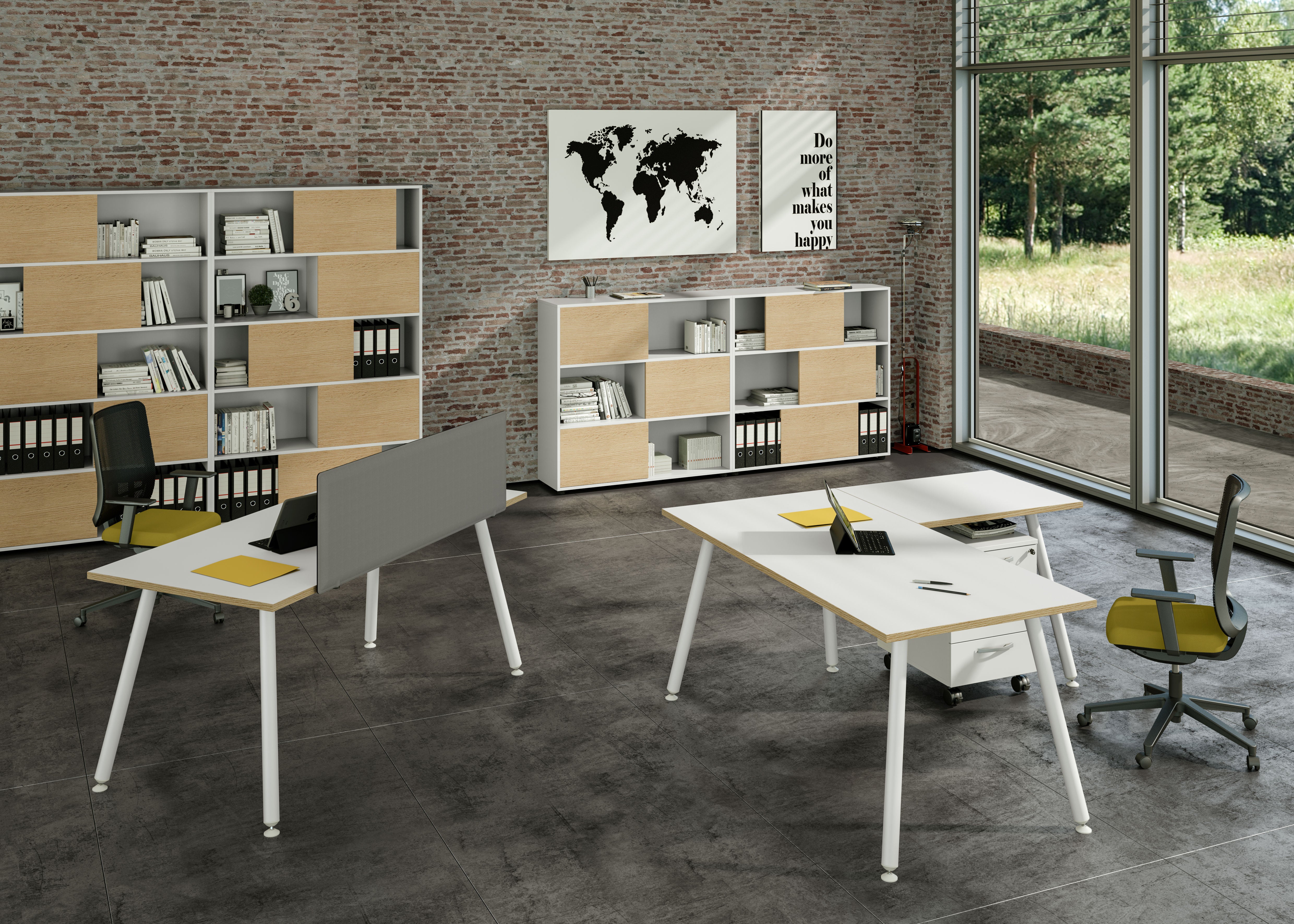 Bureau ouvert moderne comprenant trois bureaux scandinaves de style Bureau Droit Nature Métal de Monsieur Bureau, associés à des chaises et des ordinateurs. Des étagères contiennent des livres et des classeurs ; de grandes fenêtres laissent apparaître de la verdure ; un mur de briques présente des œuvres d'art encadrées et une carte du monde. #Finitions plateau_Blanc/Chants Chêne