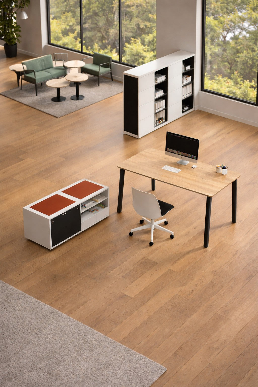 Le Bureau individuel Atmospheric P70 ou 80 de Monsieur Bureau présente un espace moderne avec de grandes fenêtres, un bureau et une chaise en bois, un meuble de rangement, des étagères, des canapés verts, des tables rondes et un sol en bois.#combo_chene_nebraska_noir