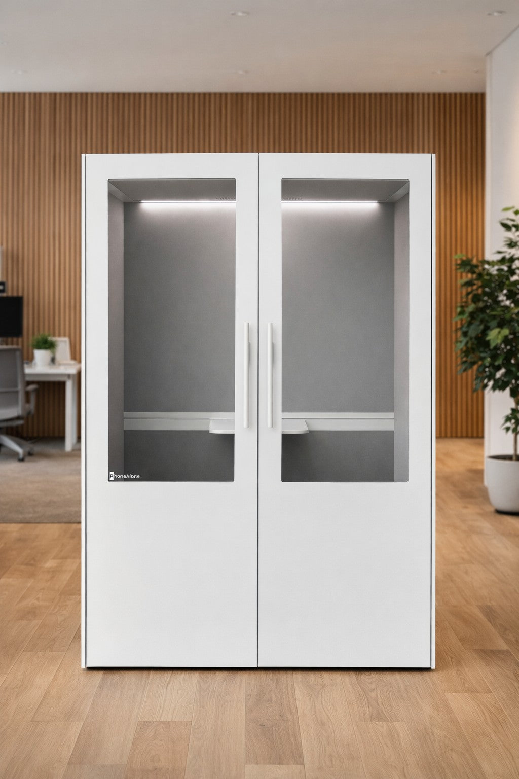 La Cabine Acoustique Double No Sound Standard 2 pers de Monsieur Bureau est une cabine acoustique double blanche moderne avec des portes en verre et un intérieur minimal, parfaite comme cabine téléphonique ou espace de bureau silencieux pour 2 personnes.#finitions_blanc