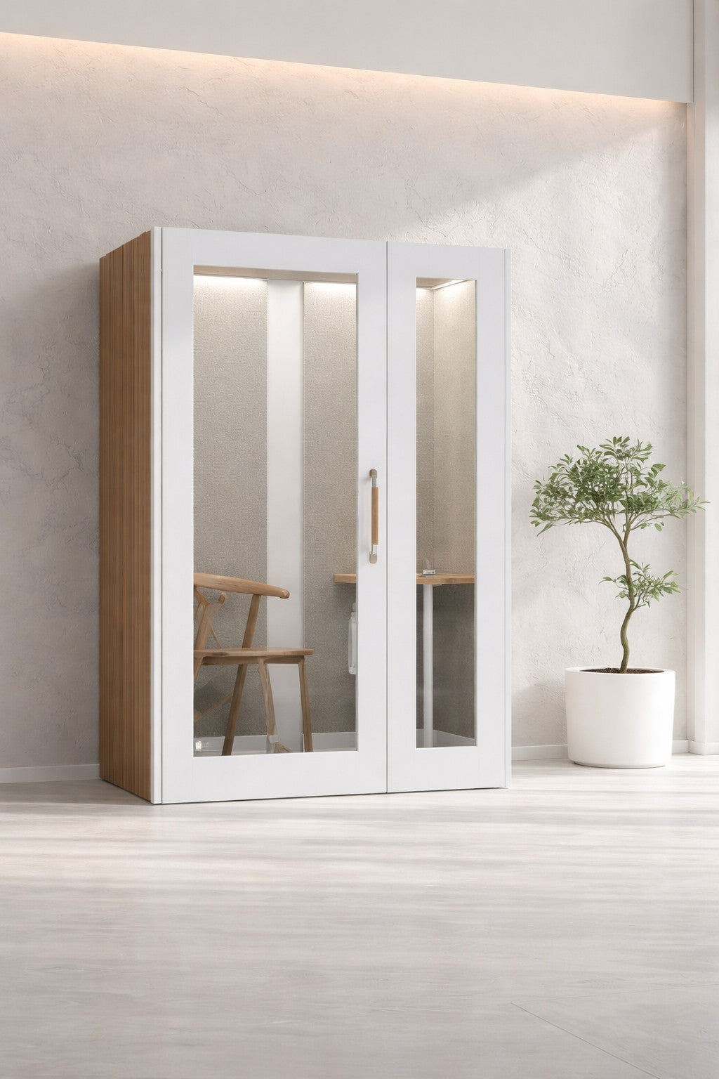 La Cabine acoustique de Travail NO SOUND Executive 1 pers de Monsieur Bureau présente des murs en verre dans une pièce minimaliste avec une chaise en bois, un petit bureau, des sols clairs et une plante en pot - idéale comme cabine téléphonique pour les espaces ouverts.