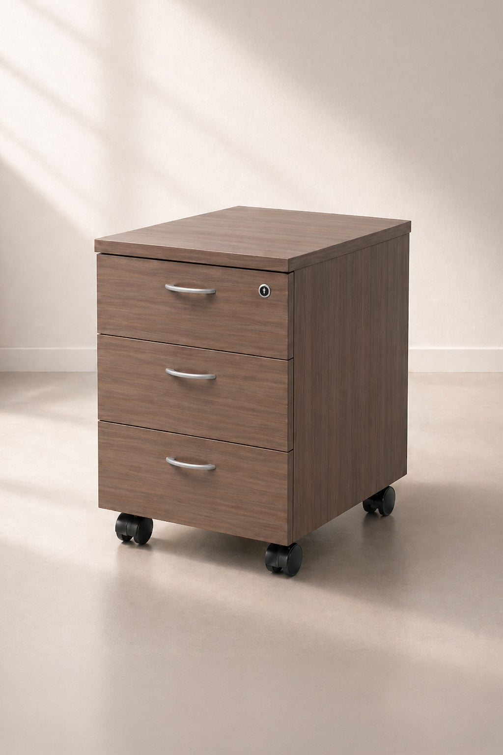 Le Caisson mobile Budget / Effect 3 tiroirs de Monsieur Bureau est doté de poignées argentées, d'un tiroir supérieur verrouillable et de quatre roulettes noires - idéal pour un rangement intelligent dans tout espace de bureau minimaliste.