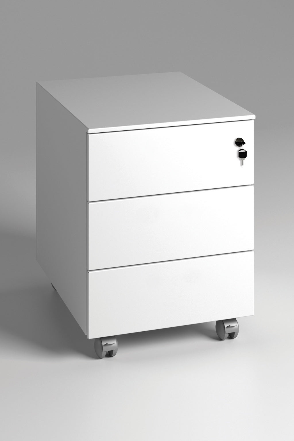 Le Caisson Mobile Pure Metal 3 tiroirs de Monsieur Bureau, doté de trois tiroirs et d'une serrure sur le tiroir supérieur, est présenté en blanc sur roulettes sur un fond gris uni - idéal pour le rangement bureau.