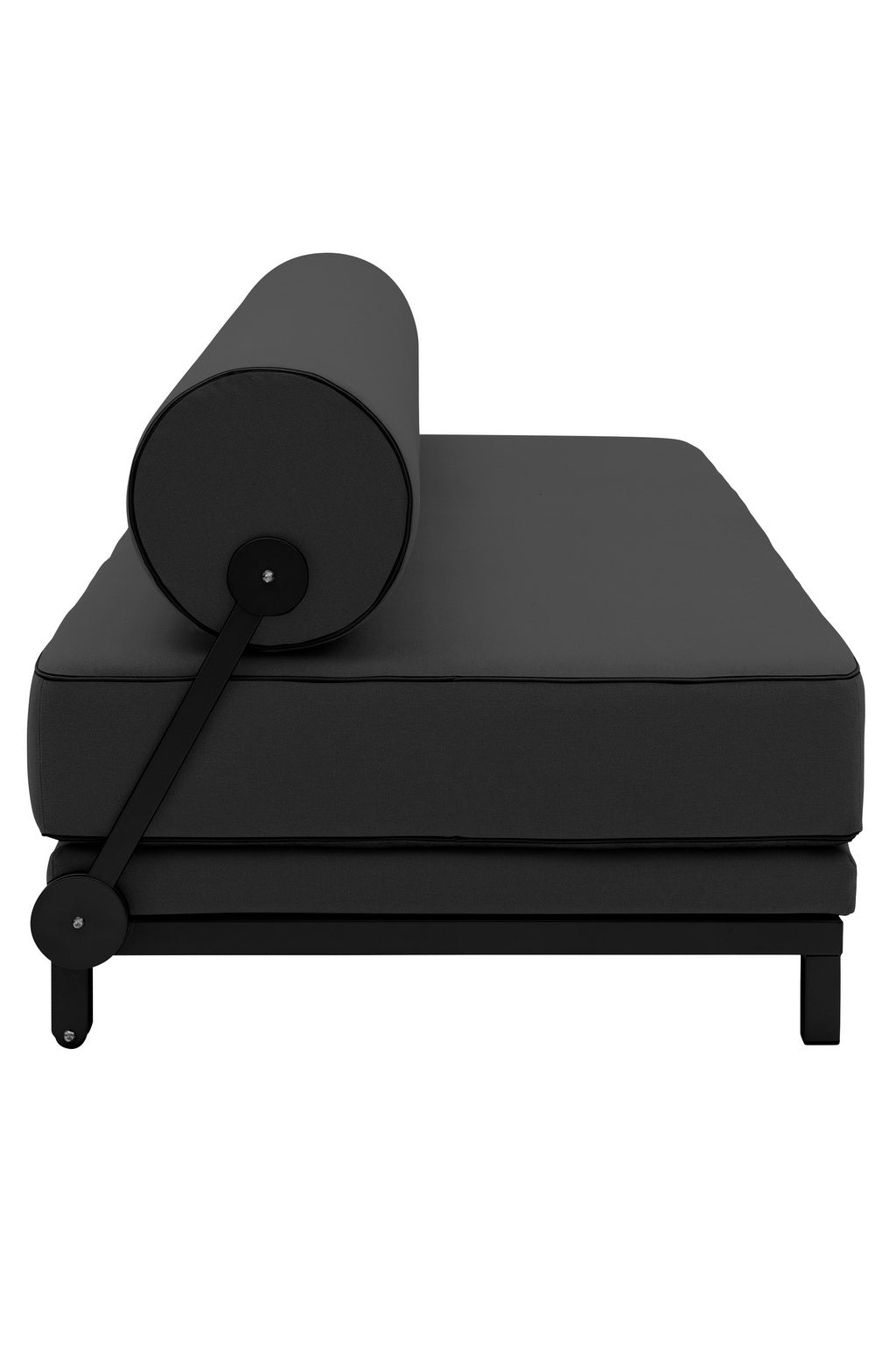 Le Canapé-Lit Nyx de BUSK+HERTZOG pour Monsieur Bureau est un lit de jour noir moderne avec un coussin de traversin cylindrique, un cadre et des pieds minimalistes et épais, et un siège rembourré, montré de côté.#finitions_noir