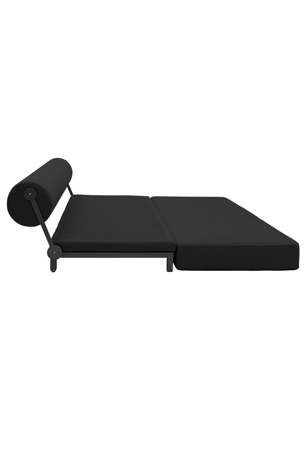 Le Canapé-Lit Nyx de BUSK+HERTZOG pour Monsieur Bureau est un canapé-lit moderne en futon noir avec un oreiller cylindrique, présenté partiellement déplié sur un fond blanc.