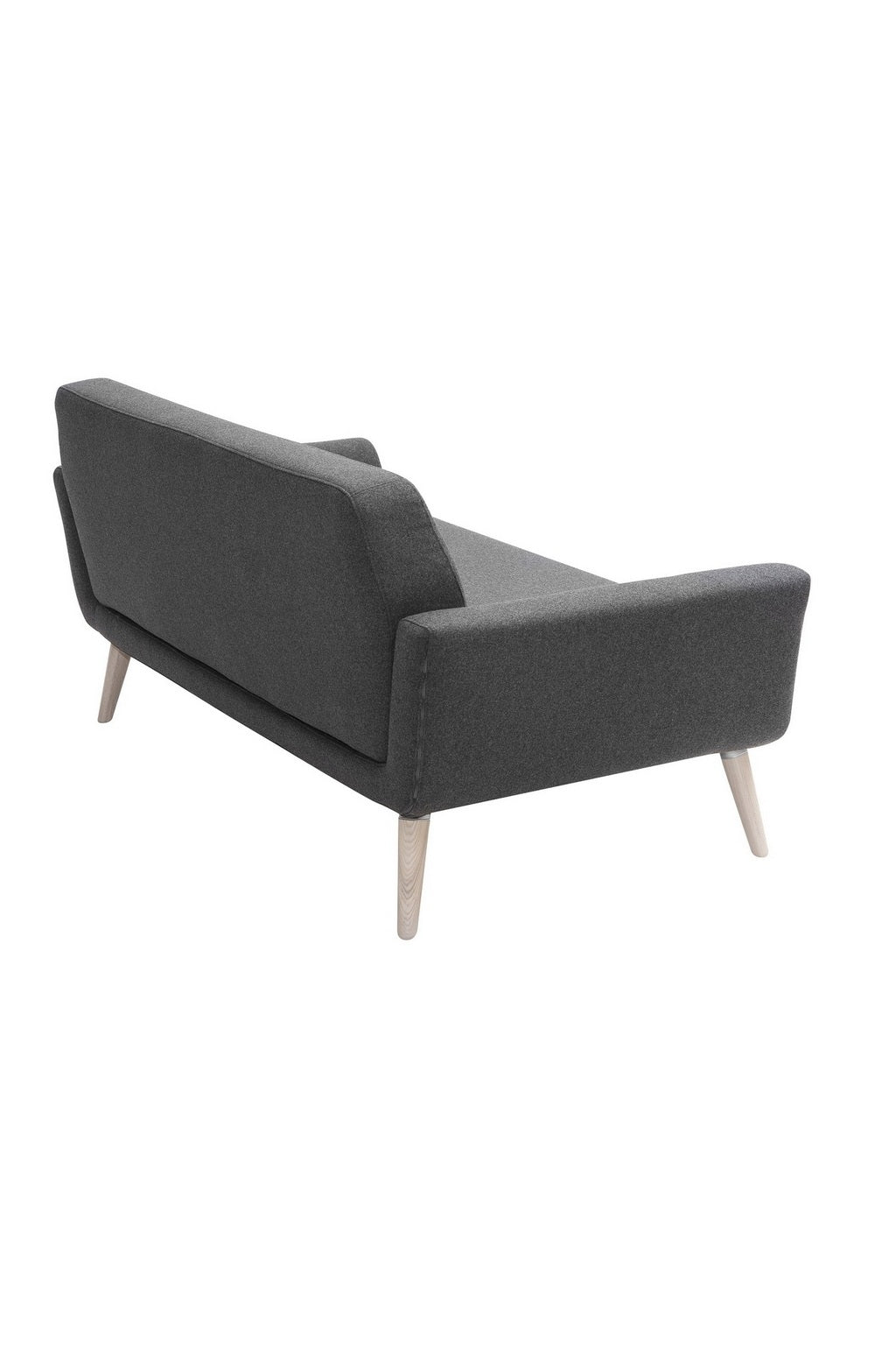 Le Canapé scandinave Natt de Robert ZOLLER, 2 places chez Monsieur Bureau, est présenté en gris foncé avec des pieds angulaires en bois. Ses lignes épurées et son dossier légèrement incliné offrent un confort moderne et scandinave. Il est présenté de dos et de côté sur un fond blanc.