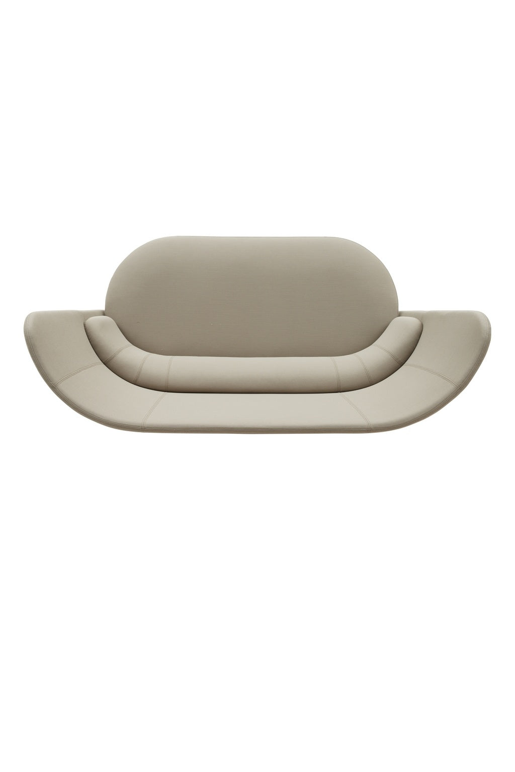 Le Canapé d'accueil dossier bas Jal de Monsieur Bureau est un canapé scandinave moderne de couleur beige avec un dossier arrondi et des accoudoirs larges et incurvés, sur un fond blanc uni.
