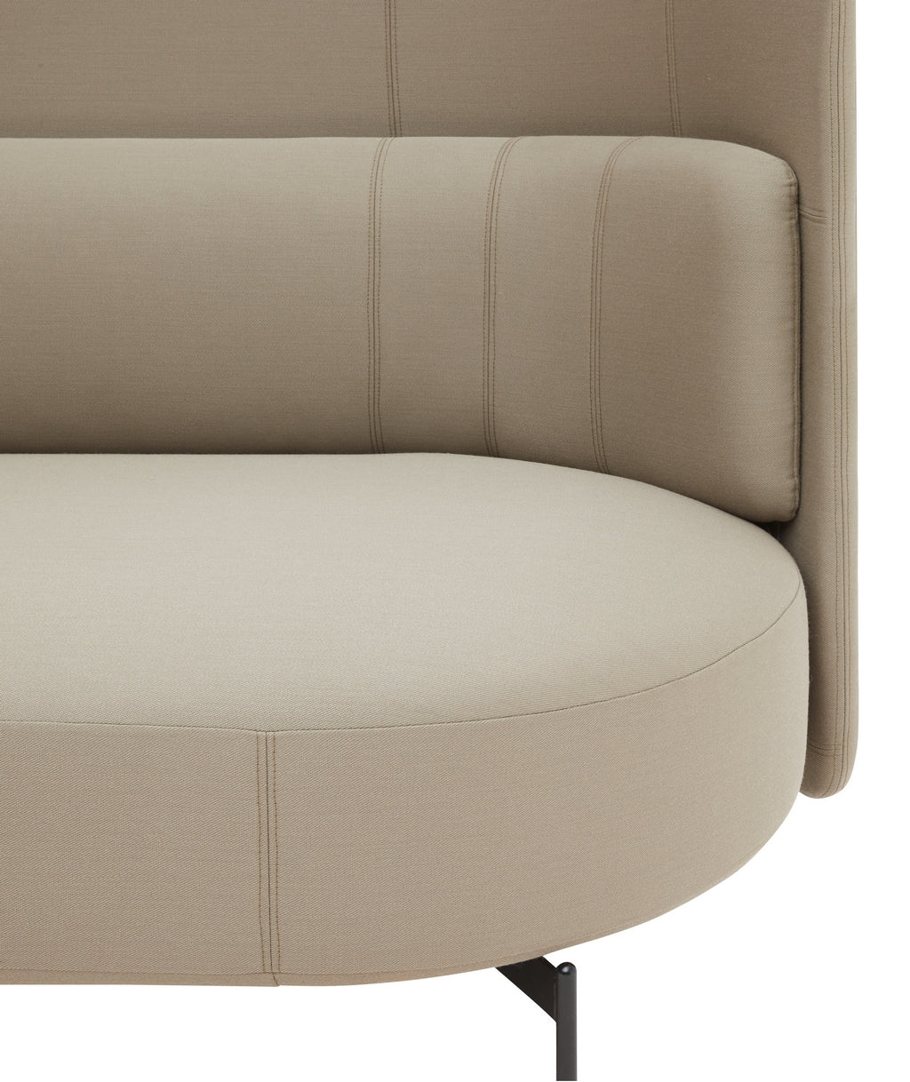Gros plan sur le Fauteuil lounge dossier bas Jal de Monsieur Bureau, avec son revêtement beige, ses coussins arrondis, son pied en métal et ses coutures détaillées. Un design d'inspiration scandinave réalisé dans le respect de l'environnement.