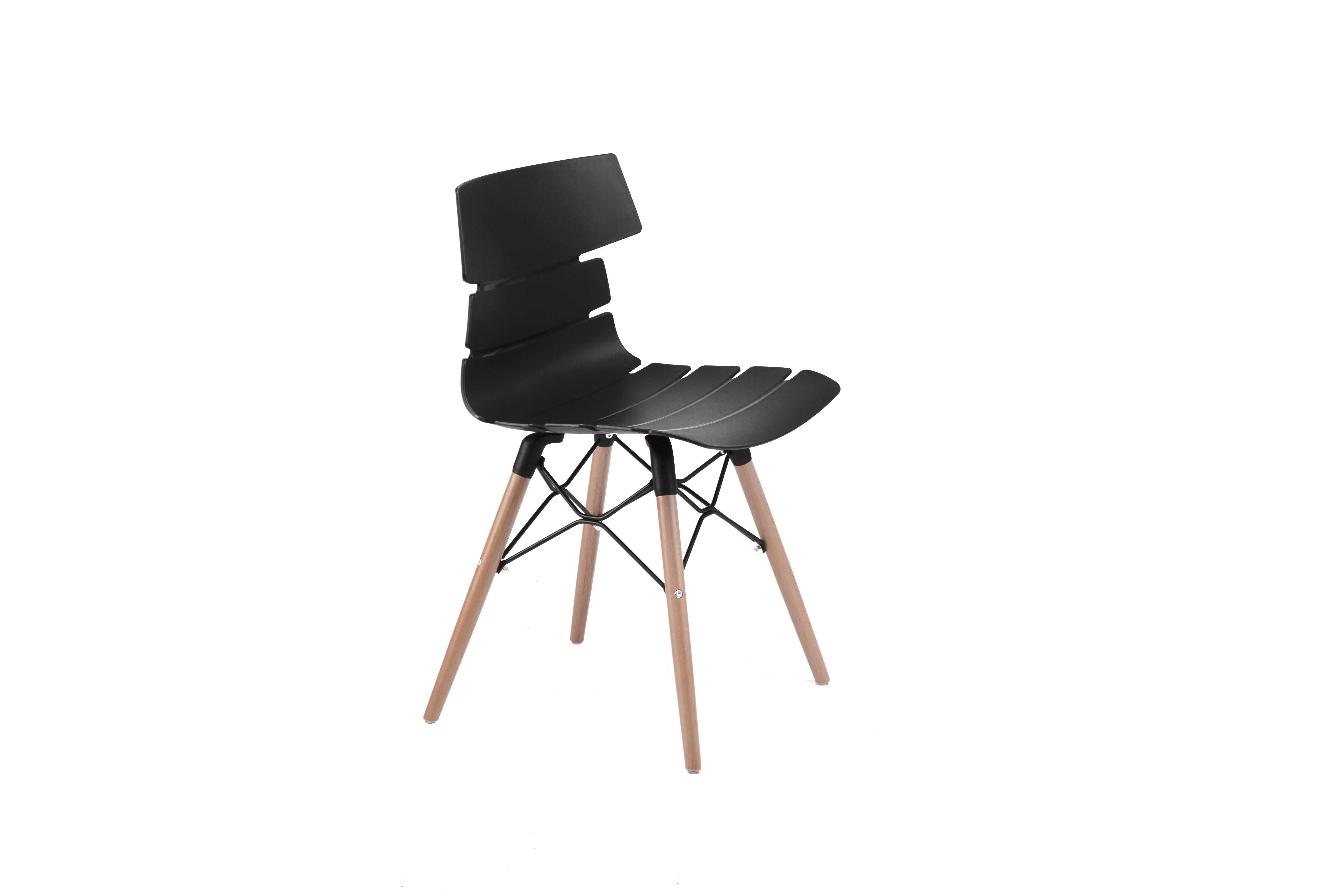 La Chaise Carene Bellini Coque Polypro de Monsieur Bureau est composée d'une assise et d'un dossier en polypropylène à lattes noires, de quatre pieds en bois avec des traverses en métal noir, le tout sur fond blanc.