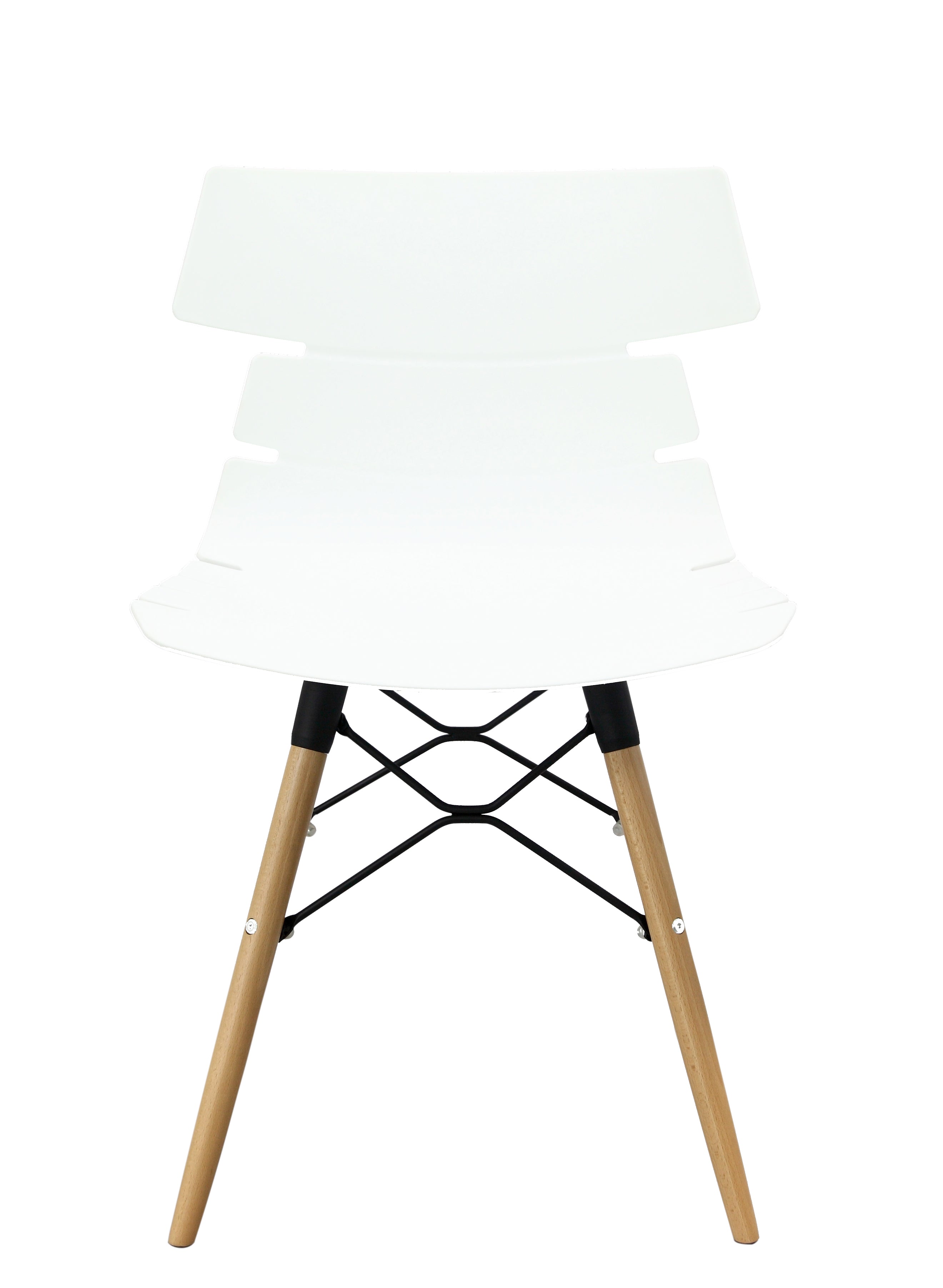 La Chaise Carene Bellini Coque Polypro de Monsieur Bureau est composée d'une assise et d'un dossier en polypropylène blanc, de pieds angulaires en bois avec des traverses en métal noir, et est présentée sur un fond blanc uni.