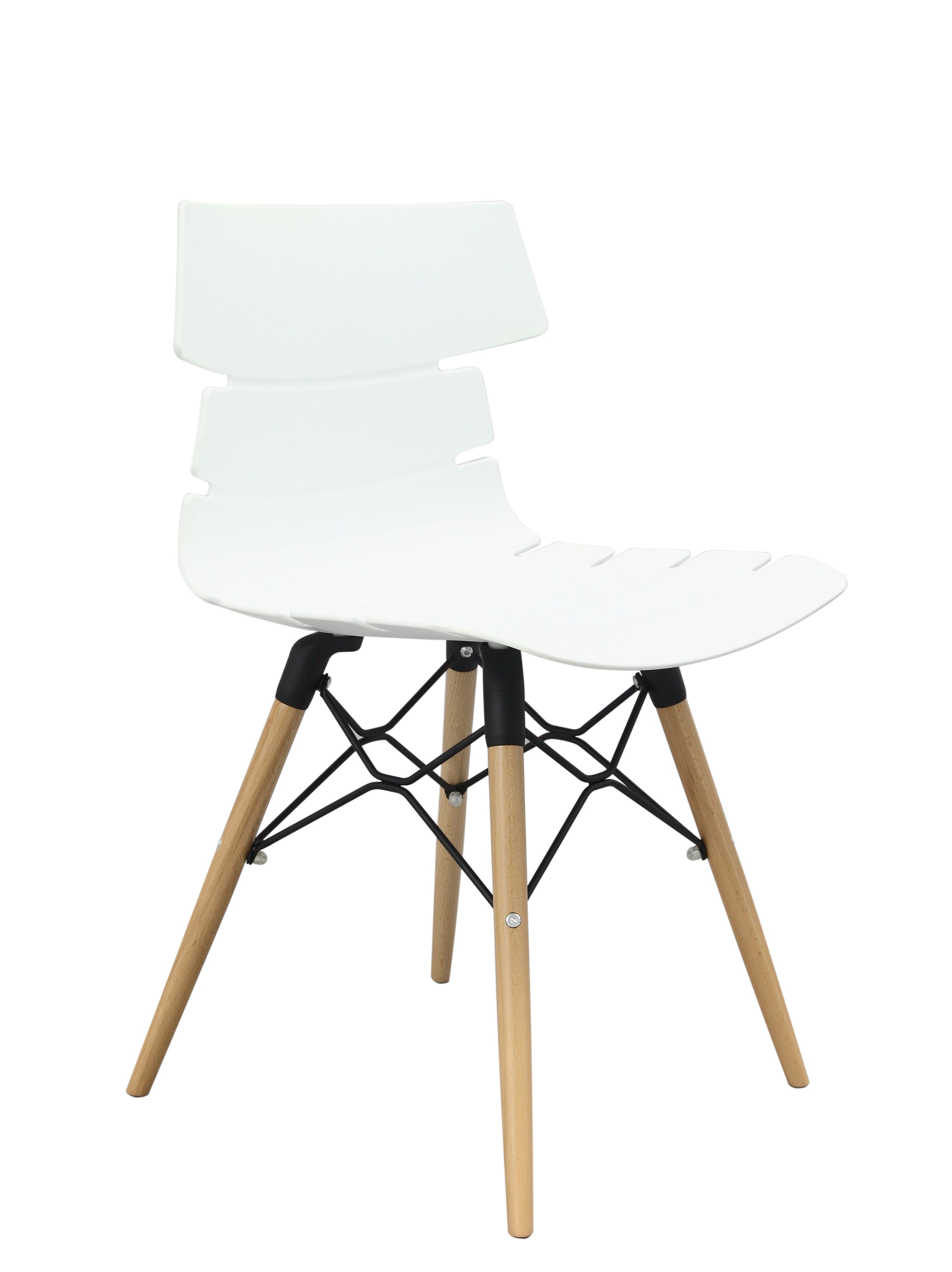 La Chaise Carene Bellini Coque Polypro Pieds Bois de Monsieur Bureau est composée d'une coque moderne en polypropylène blanc, d'un dossier segmenté, de pieds en bois et de supports en métal noir, le tout sur fond blanc.