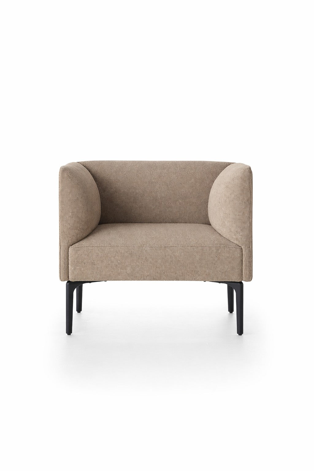 Le Fauteuil d'accueil Kay de Monsieur Bureau présente un design italien moderne avec un revêtement brun clair, un dossier et des accoudoirs incurvés, et de minces pieds en métal noir - un mobilier d'accueil professionnel idéal, présenté sur un fond blanc uni.