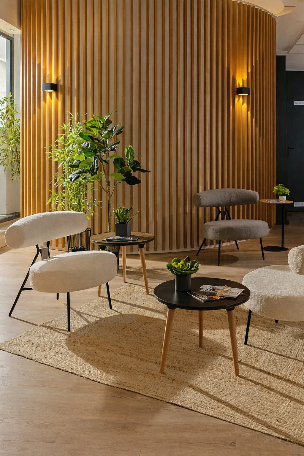 Salon moderne avec un mur en bois incurvé, des chaises confortables Monsieur Bureau Fauteuil d'accueil professionnel TED, des sièges bruns, des petites tables avec des plantes en pot, un tapis beige et un éclairage doux pour une ambiance chaleureuse et accueillante.