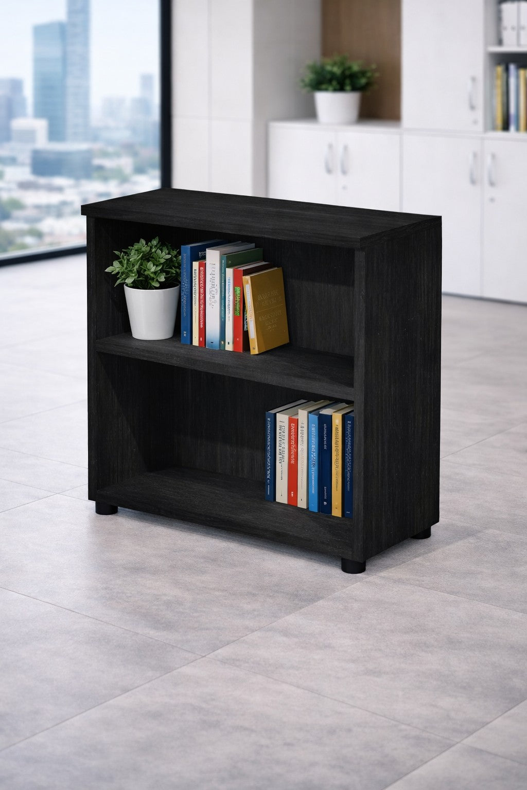 L'Armoire ouverte basse de bureau H72 Effect & Budget de Monsieur Bureau, dotée de deux étagères de rangement, ajoute une organisation professionnelle élégante à un bureau moderne et lumineux avec de grandes fenêtres et des armoires blanches.#finitions_frene_noir
