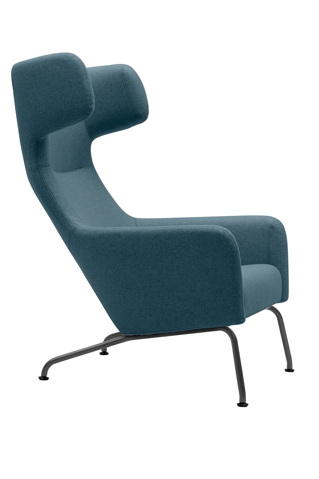 Le Fauteuil lounge Fjord haut dossier de Monsieur Bureau, conçu par Busk+Hertzog, présente un design moderne bleu avec un haut dossier ailé et des pieds en métal noir épurés, incarnant le style scandinave. Photographié de côté sur fond blanc.